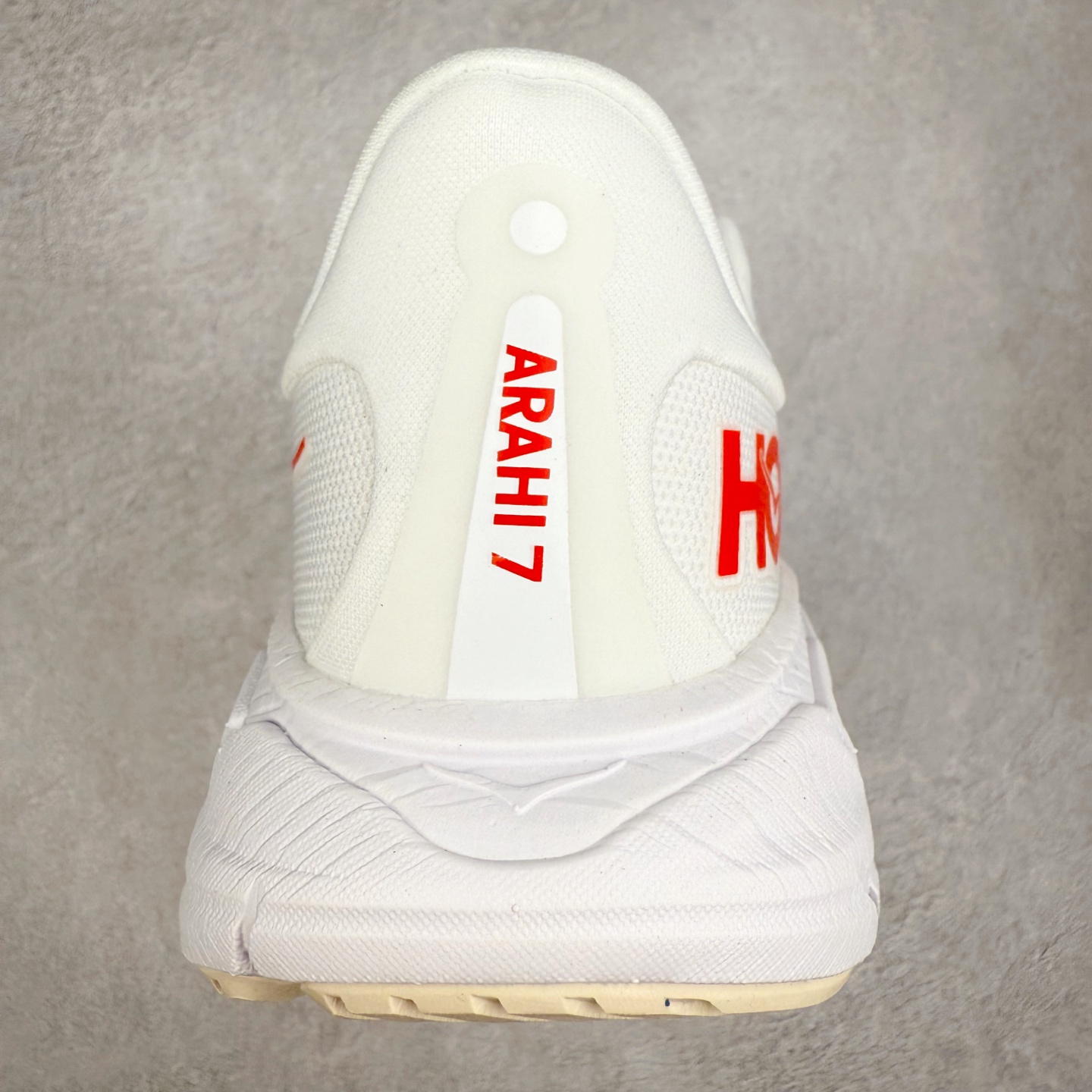 图片[8]-HOKA ONE ONE Arahi 7 舒适柔软防滑耐磨 低帮休闲跑步鞋 HOKA ONE ONE是来自美国的跑步鞋知名品牌，创立于2009年，始终致力于为所有跑者提供更新、更好的跑步装备。相比常规跑鞋，HOKA ONE ONE特别研发使用性能独特的几何形跑鞋中底，此种鞋底更厚、更高、回弹性也更好，除了卓越的缓冲性能，它还能为各种阶段的跑者带来更具动感、更加稳定的跑步体验。HOKAONE ONE从设计之初就清楚意识到，要保证跑者步幅的均匀一致，双脚自然而然的运动至关重要。实拍调校N版已经零色差零失真 百分百还原实物色彩所见即所得 不存在货不对板色差等低级问题 选购参考实物拍摄 不混卖不参货 只用心做好货严格选品 承诺混一赔十 尺码：36 36.5 37.5 38 38.5 39 40 40.5 41 42 42.5 43 44 44.5 45-选品中心