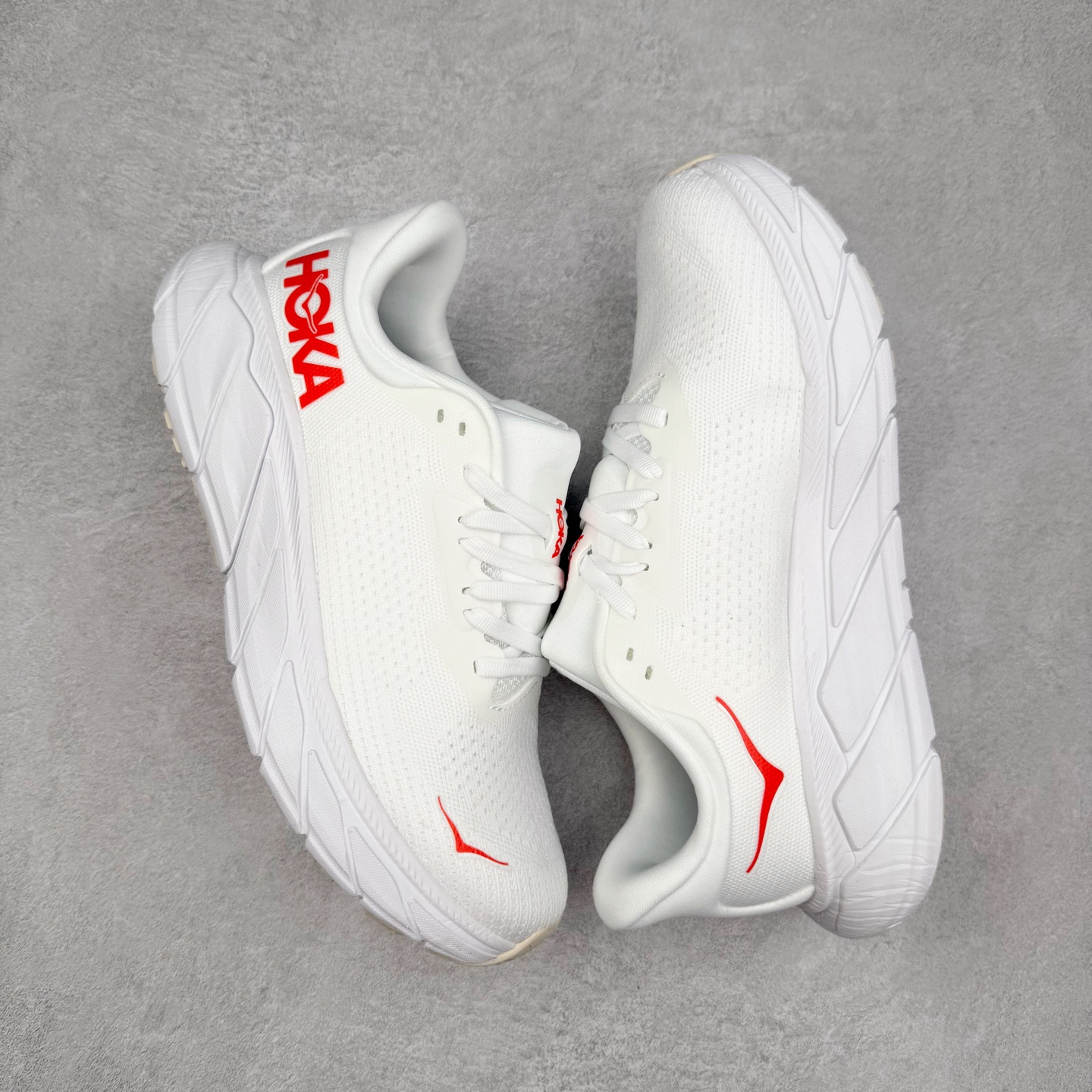 图片[3]-HOKA ONE ONE Arahi 7 舒适柔软防滑耐磨 低帮休闲跑步鞋 HOKA ONE ONE是来自美国的跑步鞋知名品牌，创立于2009年，始终致力于为所有跑者提供更新、更好的跑步装备。相比常规跑鞋，HOKA ONE ONE特别研发使用性能独特的几何形跑鞋中底，此种鞋底更厚、更高、回弹性也更好，除了卓越的缓冲性能，它还能为各种阶段的跑者带来更具动感、更加稳定的跑步体验。HOKAONE ONE从设计之初就清楚意识到，要保证跑者步幅的均匀一致，双脚自然而然的运动至关重要。实拍调校N版已经零色差零失真 百分百还原实物色彩所见即所得 不存在货不对板色差等低级问题 选购参考实物拍摄 不混卖不参货 只用心做好货严格选品 承诺混一赔十 尺码：36 36.5 37.5 38 38.5 39 40 40.5 41 42 42.5 43 44 44.5 45-选品中心