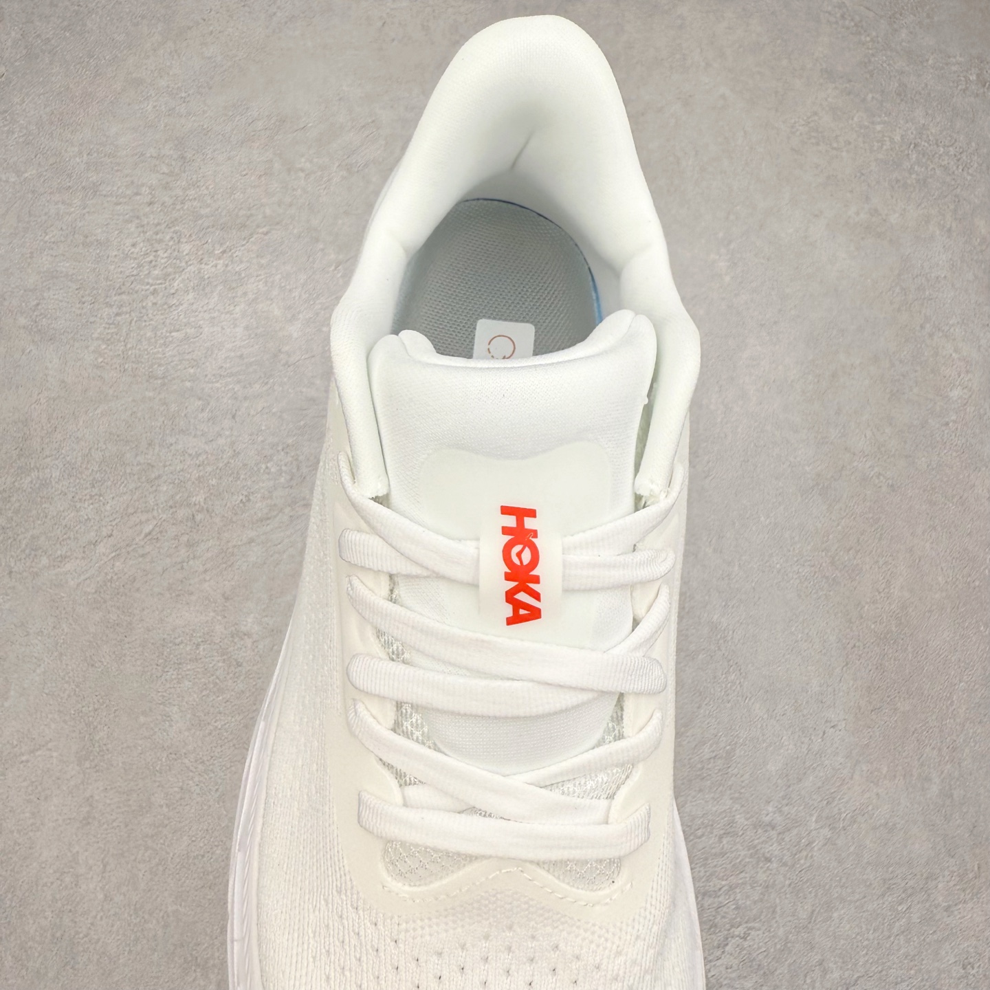 图片[5]-HOKA ONE ONE Arahi 7 舒适柔软防滑耐磨 低帮休闲跑步鞋 HOKA ONE ONE是来自美国的跑步鞋知名品牌，创立于2009年，始终致力于为所有跑者提供更新、更好的跑步装备。相比常规跑鞋，HOKA ONE ONE特别研发使用性能独特的几何形跑鞋中底，此种鞋底更厚、更高、回弹性也更好，除了卓越的缓冲性能，它还能为各种阶段的跑者带来更具动感、更加稳定的跑步体验。HOKAONE ONE从设计之初就清楚意识到，要保证跑者步幅的均匀一致，双脚自然而然的运动至关重要。实拍调校N版已经零色差零失真 百分百还原实物色彩所见即所得 不存在货不对板色差等低级问题 选购参考实物拍摄 不混卖不参货 只用心做好货严格选品 承诺混一赔十 尺码：36 36.5 37.5 38 38.5 39 40 40.5 41 42 42.5 43 44 44.5 45-选品中心