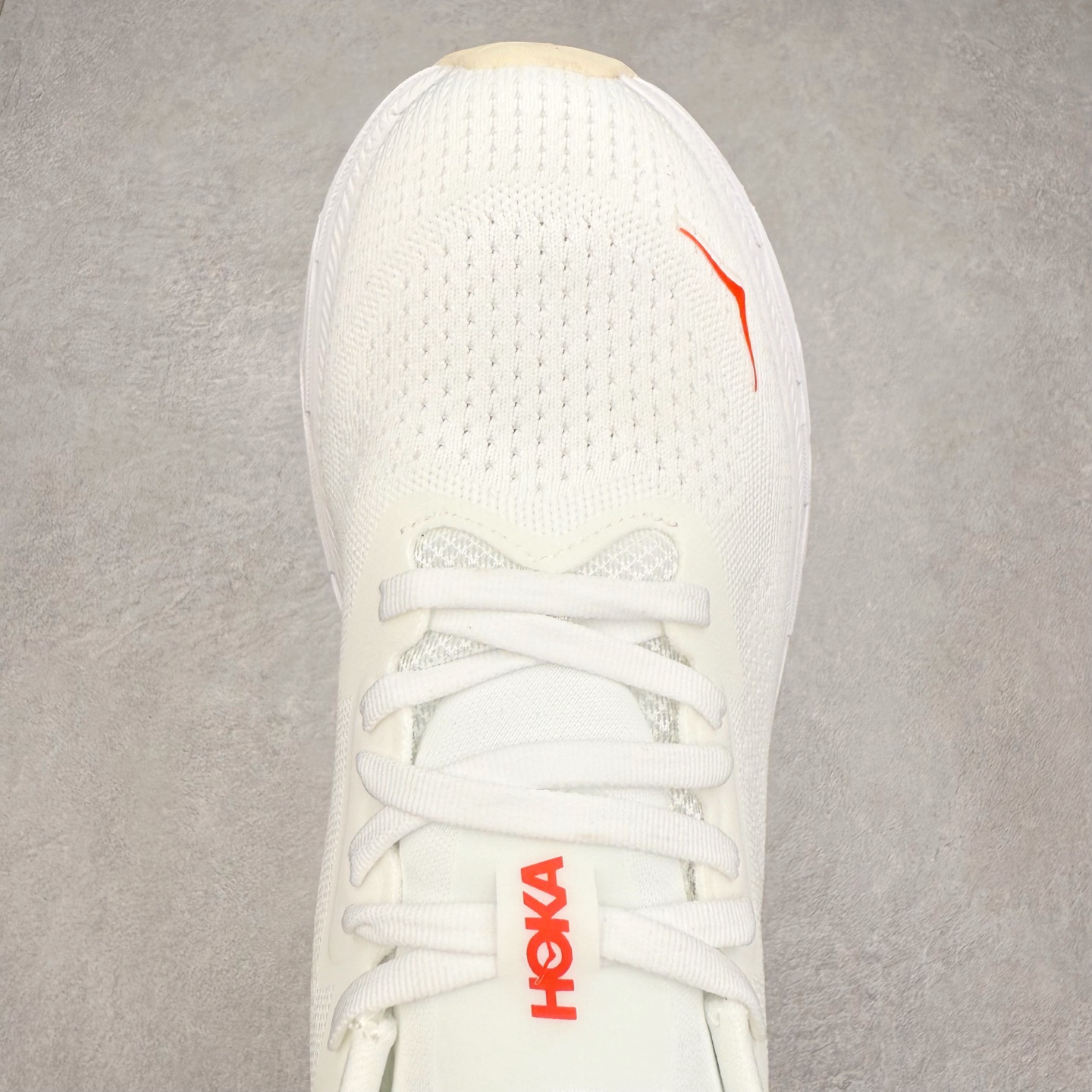 图片[4]-HOKA ONE ONE Arahi 7 舒适柔软防滑耐磨 低帮休闲跑步鞋 HOKA ONE ONE是来自美国的跑步鞋知名品牌，创立于2009年，始终致力于为所有跑者提供更新、更好的跑步装备。相比常规跑鞋，HOKA ONE ONE特别研发使用性能独特的几何形跑鞋中底，此种鞋底更厚、更高、回弹性也更好，除了卓越的缓冲性能，它还能为各种阶段的跑者带来更具动感、更加稳定的跑步体验。HOKAONE ONE从设计之初就清楚意识到，要保证跑者步幅的均匀一致，双脚自然而然的运动至关重要。实拍调校N版已经零色差零失真 百分百还原实物色彩所见即所得 不存在货不对板色差等低级问题 选购参考实物拍摄 不混卖不参货 只用心做好货严格选品 承诺混一赔十 尺码：36 36.5 37.5 38 38.5 39 40 40.5 41 42 42.5 43 44 44.5 45-选品中心