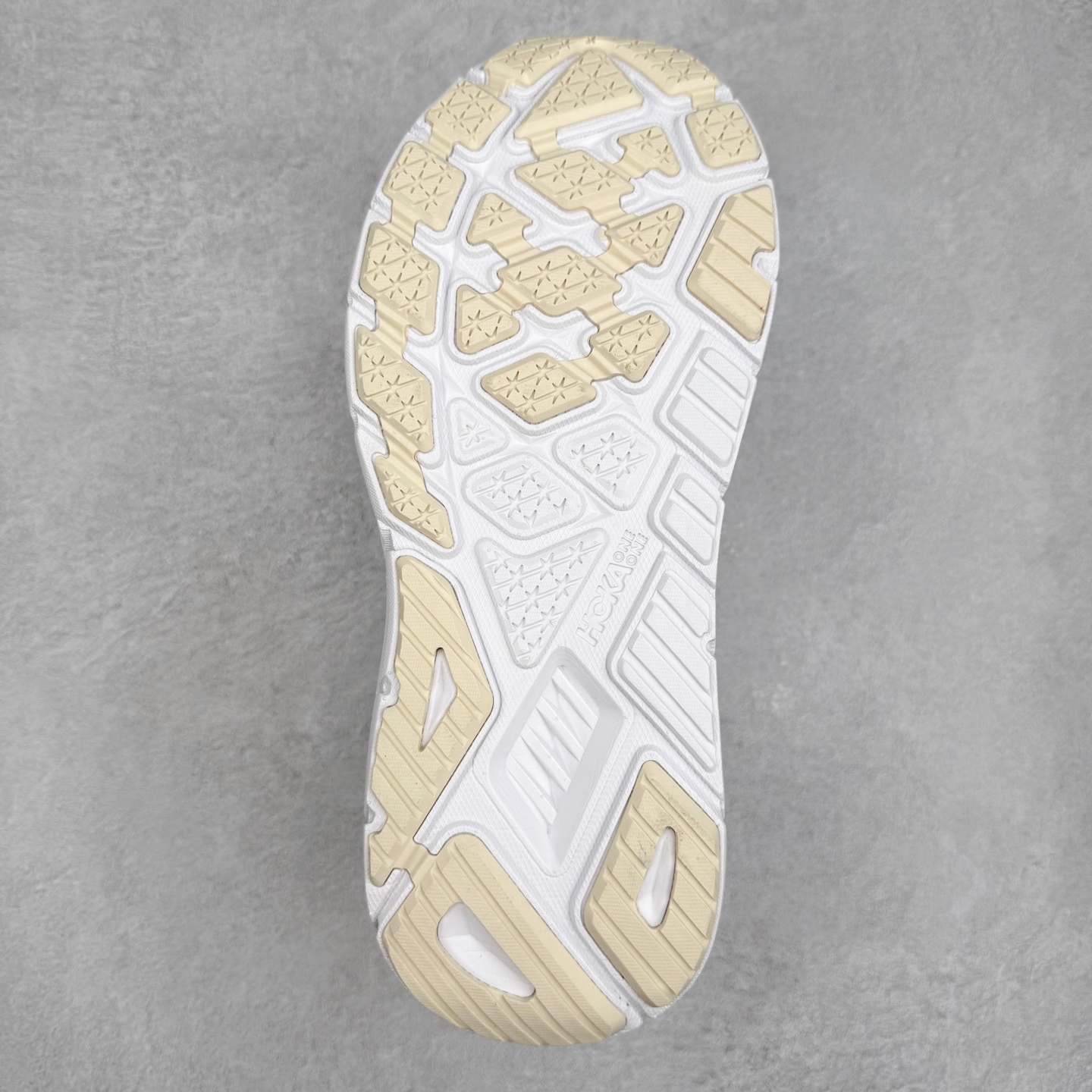 图片[9]-HOKA ONE ONE Arahi 7 舒适柔软防滑耐磨 低帮休闲跑步鞋 HOKA ONE ONE是来自美国的跑步鞋知名品牌，创立于2009年，始终致力于为所有跑者提供更新、更好的跑步装备。相比常规跑鞋，HOKA ONE ONE特别研发使用性能独特的几何形跑鞋中底，此种鞋底更厚、更高、回弹性也更好，除了卓越的缓冲性能，它还能为各种阶段的跑者带来更具动感、更加稳定的跑步体验。HOKAONE ONE从设计之初就清楚意识到，要保证跑者步幅的均匀一致，双脚自然而然的运动至关重要。实拍调校N版已经零色差零失真 百分百还原实物色彩所见即所得 不存在货不对板色差等低级问题 选购参考实物拍摄 不混卖不参货 只用心做好货严格选品 承诺混一赔十 尺码：36 36.5 37.5 38 38.5 39 40 40.5 41 42 42.5 43 44 44.5 45-选品中心