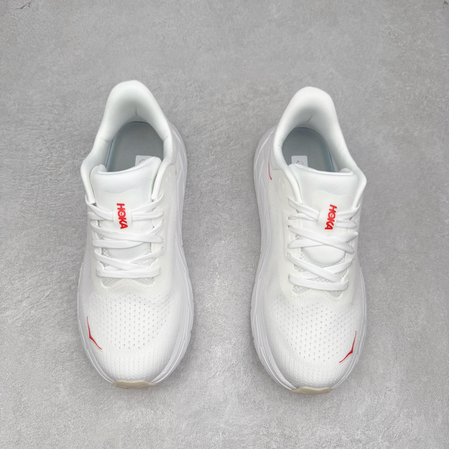 图片[2]-HOKA ONE ONE Arahi 7 舒适柔软防滑耐磨 低帮休闲跑步鞋 HOKA ONE ONE是来自美国的跑步鞋知名品牌，创立于2009年，始终致力于为所有跑者提供更新、更好的跑步装备。相比常规跑鞋，HOKA ONE ONE特别研发使用性能独特的几何形跑鞋中底，此种鞋底更厚、更高、回弹性也更好，除了卓越的缓冲性能，它还能为各种阶段的跑者带来更具动感、更加稳定的跑步体验。HOKAONE ONE从设计之初就清楚意识到，要保证跑者步幅的均匀一致，双脚自然而然的运动至关重要。实拍调校N版已经零色差零失真 百分百还原实物色彩所见即所得 不存在货不对板色差等低级问题 选购参考实物拍摄 不混卖不参货 只用心做好货严格选品 承诺混一赔十 尺码：36 36.5 37.5 38 38.5 39 40 40.5 41 42 42.5 43 44 44.5 45-选品中心