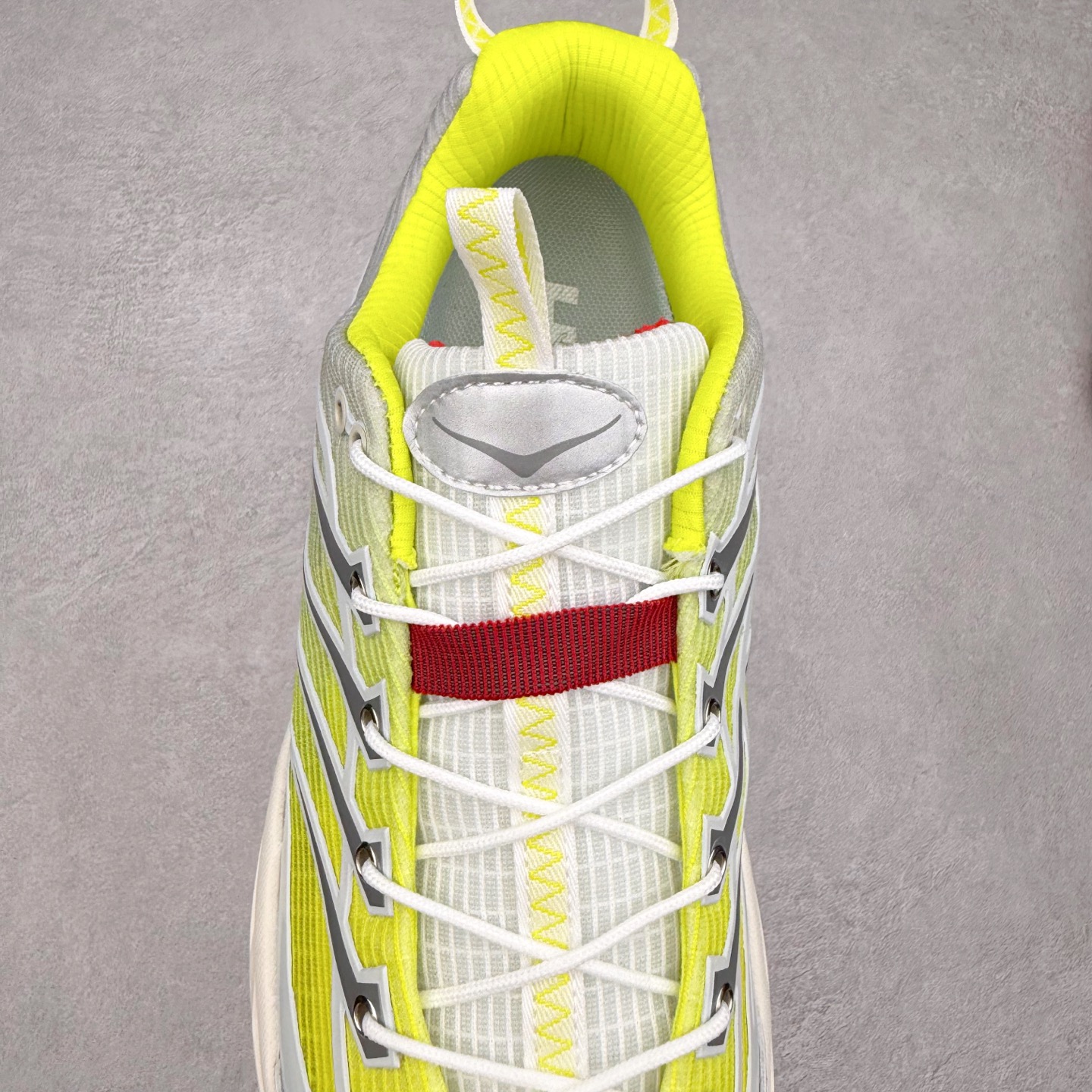 图片[5]-HOKA ONE ONE Mafate Speed 3 Low 玛法特3代系列低帮轻量户外越野休闲运动慢跑鞋 HOKA ONE ONE 最近推出了一个胶囊系列 Origin Story 这个系列里的 Mafate Speed 2 可以说让我日思夜想有一阵子了 最近终于拔草 让我来分享一下这双也是上脚赞到爆的越野跑鞋吧 以阿尔卑斯山脉作为主题将亮黄色与蓝色调覆盖在这经典轮廓之上 配色的呈现效果相当亮眼 以至于很多人买这个配色是用来日常搭配的 鞋面采用超轻的无缝架构 轻薄的TPU贴在透气的鞋面材料上 减轻重量同时也保证了支撑性 鞋底则采用滚动平衡技术 引导跑者回归自然步态 祖传的神奇EVA材质中底依旧是一如既往地表现优秀 能提供充足的缓震 作为HOKA家的越野跑鞋 VIBRAM 橡胶大底也是必不可少的 即便在复杂湿滑的地形 依旧能有良好的抓地力及稳定性 鞋带采用了弹性不易松脱的扁宽弹性鞋带 前掌与中掌部分也进行了加宽 也更加适合亚洲人的脚型 是一款十分全面且足够强悍的户外硬核越野鞋 而这双极其亮眼的越野跑鞋恰好又是在江山一百中参赛的UTMB冠军 Ludovic POMMERET 夺冠时穿着的战靴 这就让它变得更加有吸引力了 用来日常搭配的话短裤是基本不挑 长裤我个人推荐阔腿裤 工装裤以及各种长筒牛仔裤都可以 尺码：36 36.5 37.5 38 38.5 39 40 40.5 41 42 42.5 43 44 44.5 45-选品中心