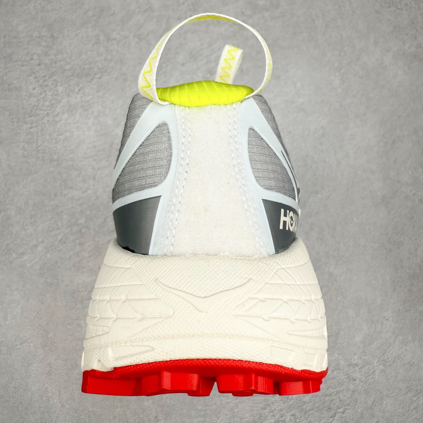 图片[8]-HOKA ONE ONE Mafate Speed 3 Low 玛法特3代系列低帮轻量户外越野休闲运动慢跑鞋 HOKA ONE ONE 最近推出了一个胶囊系列 Origin Story 这个系列里的 Mafate Speed 2 可以说让我日思夜想有一阵子了 最近终于拔草 让我来分享一下这双也是上脚赞到爆的越野跑鞋吧 以阿尔卑斯山脉作为主题将亮黄色与蓝色调覆盖在这经典轮廓之上 配色的呈现效果相当亮眼 以至于很多人买这个配色是用来日常搭配的 鞋面采用超轻的无缝架构 轻薄的TPU贴在透气的鞋面材料上 减轻重量同时也保证了支撑性 鞋底则采用滚动平衡技术 引导跑者回归自然步态 祖传的神奇EVA材质中底依旧是一如既往地表现优秀 能提供充足的缓震 作为HOKA家的越野跑鞋 VIBRAM 橡胶大底也是必不可少的 即便在复杂湿滑的地形 依旧能有良好的抓地力及稳定性 鞋带采用了弹性不易松脱的扁宽弹性鞋带 前掌与中掌部分也进行了加宽 也更加适合亚洲人的脚型 是一款十分全面且足够强悍的户外硬核越野鞋 而这双极其亮眼的越野跑鞋恰好又是在江山一百中参赛的UTMB冠军 Ludovic POMMERET 夺冠时穿着的战靴 这就让它变得更加有吸引力了 用来日常搭配的话短裤是基本不挑 长裤我个人推荐阔腿裤 工装裤以及各种长筒牛仔裤都可以 尺码：36 36.5 37.5 38 38.5 39 40 40.5 41 42 42.5 43 44 44.5 45-选品中心