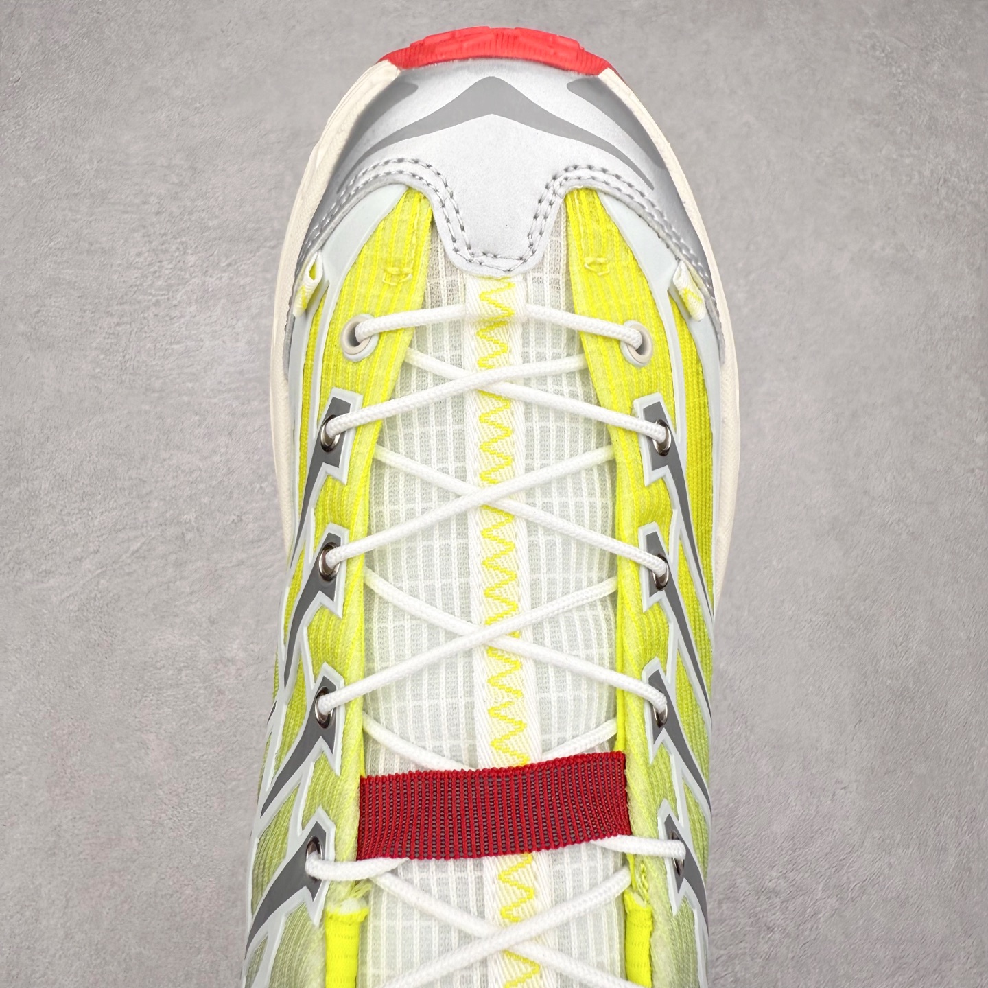 图片[4]-HOKA ONE ONE Mafate Speed 3 Low 玛法特3代系列低帮轻量户外越野休闲运动慢跑鞋 HOKA ONE ONE 最近推出了一个胶囊系列 Origin Story 这个系列里的 Mafate Speed 2 可以说让我日思夜想有一阵子了 最近终于拔草 让我来分享一下这双也是上脚赞到爆的越野跑鞋吧 以阿尔卑斯山脉作为主题将亮黄色与蓝色调覆盖在这经典轮廓之上 配色的呈现效果相当亮眼 以至于很多人买这个配色是用来日常搭配的 鞋面采用超轻的无缝架构 轻薄的TPU贴在透气的鞋面材料上 减轻重量同时也保证了支撑性 鞋底则采用滚动平衡技术 引导跑者回归自然步态 祖传的神奇EVA材质中底依旧是一如既往地表现优秀 能提供充足的缓震 作为HOKA家的越野跑鞋 VIBRAM 橡胶大底也是必不可少的 即便在复杂湿滑的地形 依旧能有良好的抓地力及稳定性 鞋带采用了弹性不易松脱的扁宽弹性鞋带 前掌与中掌部分也进行了加宽 也更加适合亚洲人的脚型 是一款十分全面且足够强悍的户外硬核越野鞋 而这双极其亮眼的越野跑鞋恰好又是在江山一百中参赛的UTMB冠军 Ludovic POMMERET 夺冠时穿着的战靴 这就让它变得更加有吸引力了 用来日常搭配的话短裤是基本不挑 长裤我个人推荐阔腿裤 工装裤以及各种长筒牛仔裤都可以 尺码：36 36.5 37.5 38 38.5 39 40 40.5 41 42 42.5 43 44 44.5 45-选品中心