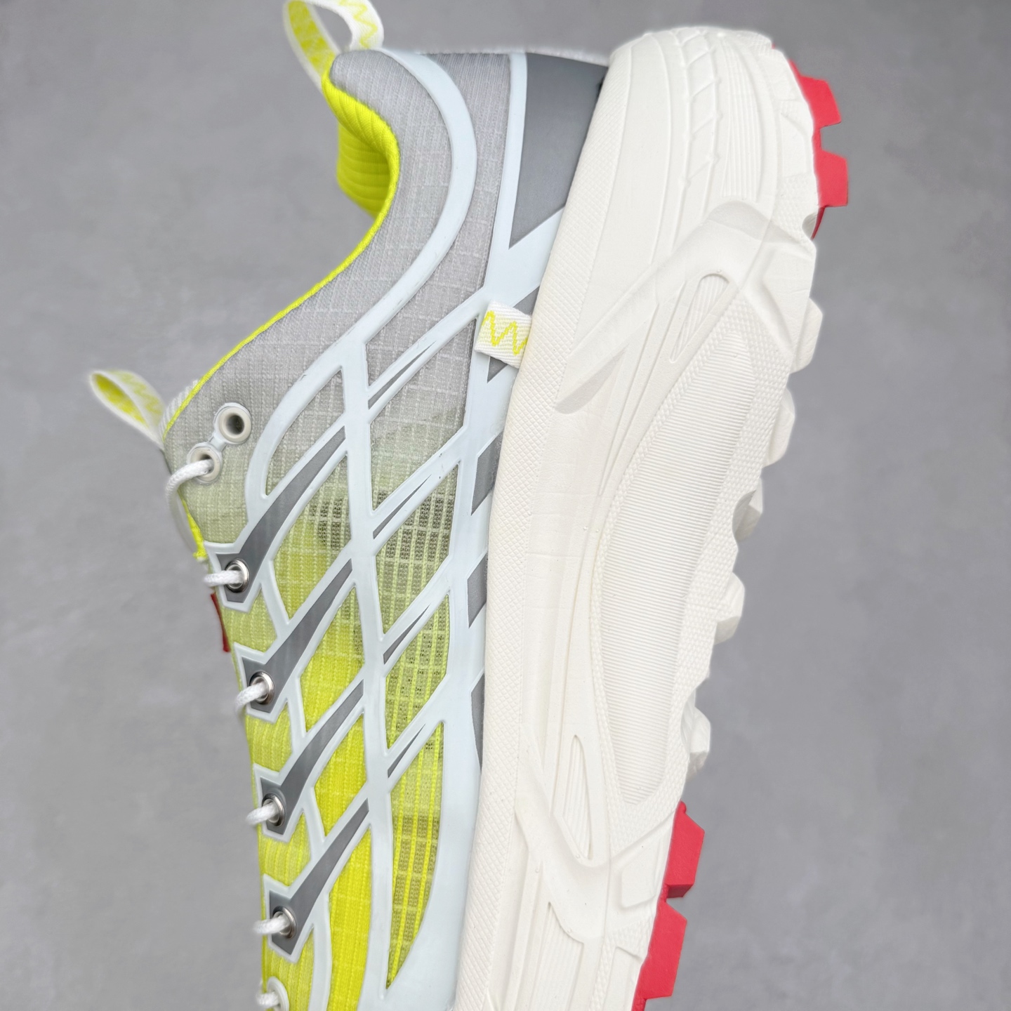 图片[7]-HOKA ONE ONE Mafate Speed 3 Low 玛法特3代系列低帮轻量户外越野休闲运动慢跑鞋 HOKA ONE ONE 最近推出了一个胶囊系列 Origin Story 这个系列里的 Mafate Speed 2 可以说让我日思夜想有一阵子了 最近终于拔草 让我来分享一下这双也是上脚赞到爆的越野跑鞋吧 以阿尔卑斯山脉作为主题将亮黄色与蓝色调覆盖在这经典轮廓之上 配色的呈现效果相当亮眼 以至于很多人买这个配色是用来日常搭配的 鞋面采用超轻的无缝架构 轻薄的TPU贴在透气的鞋面材料上 减轻重量同时也保证了支撑性 鞋底则采用滚动平衡技术 引导跑者回归自然步态 祖传的神奇EVA材质中底依旧是一如既往地表现优秀 能提供充足的缓震 作为HOKA家的越野跑鞋 VIBRAM 橡胶大底也是必不可少的 即便在复杂湿滑的地形 依旧能有良好的抓地力及稳定性 鞋带采用了弹性不易松脱的扁宽弹性鞋带 前掌与中掌部分也进行了加宽 也更加适合亚洲人的脚型 是一款十分全面且足够强悍的户外硬核越野鞋 而这双极其亮眼的越野跑鞋恰好又是在江山一百中参赛的UTMB冠军 Ludovic POMMERET 夺冠时穿着的战靴 这就让它变得更加有吸引力了 用来日常搭配的话短裤是基本不挑 长裤我个人推荐阔腿裤 工装裤以及各种长筒牛仔裤都可以 尺码：36 36.5 37.5 38 38.5 39 40 40.5 41 42 42.5 43 44 44.5 45-选品中心