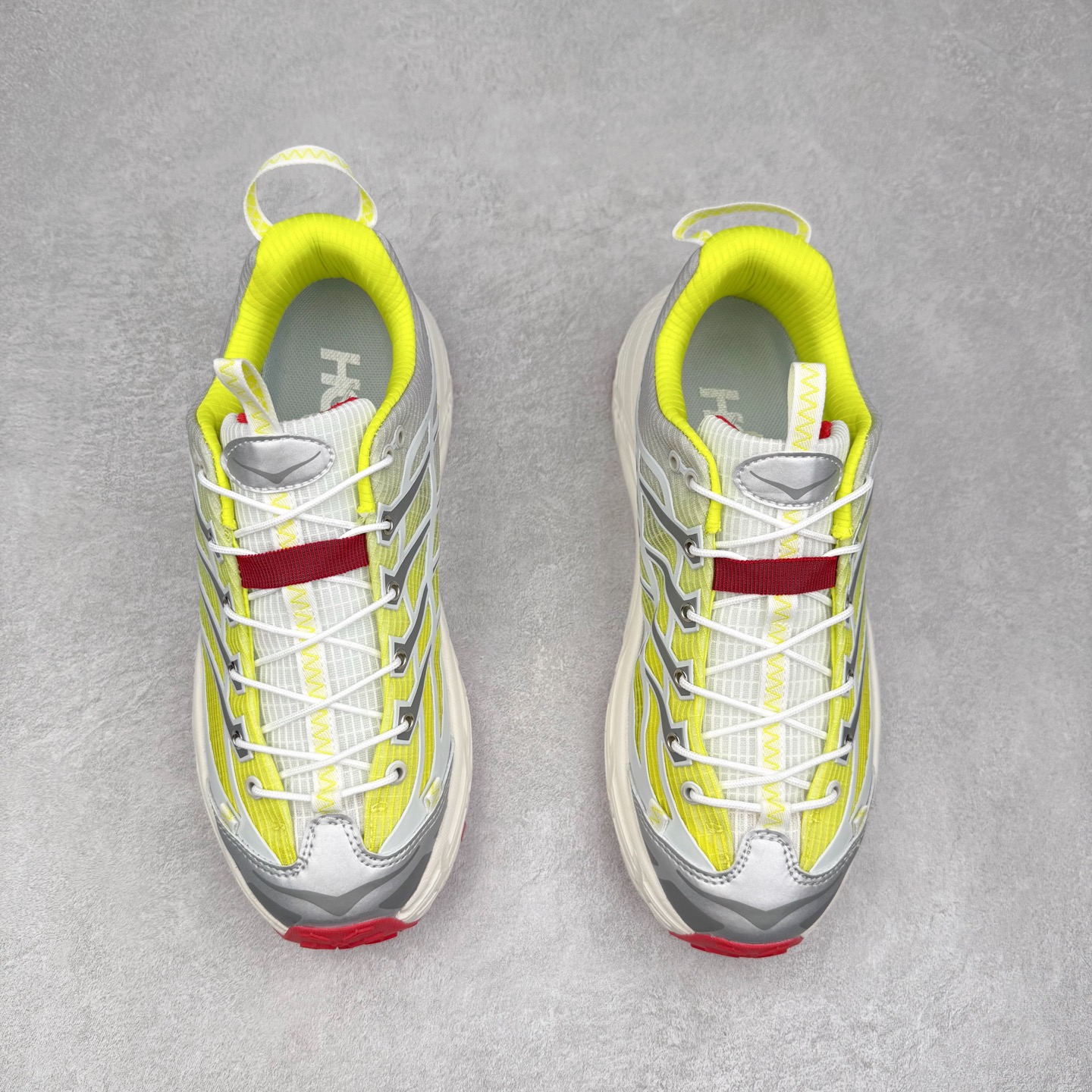 图片[2]-HOKA ONE ONE Mafate Speed 3 Low 玛法特3代系列低帮轻量户外越野休闲运动慢跑鞋 HOKA ONE ONE 最近推出了一个胶囊系列 Origin Story 这个系列里的 Mafate Speed 2 可以说让我日思夜想有一阵子了 最近终于拔草 让我来分享一下这双也是上脚赞到爆的越野跑鞋吧 以阿尔卑斯山脉作为主题将亮黄色与蓝色调覆盖在这经典轮廓之上 配色的呈现效果相当亮眼 以至于很多人买这个配色是用来日常搭配的 鞋面采用超轻的无缝架构 轻薄的TPU贴在透气的鞋面材料上 减轻重量同时也保证了支撑性 鞋底则采用滚动平衡技术 引导跑者回归自然步态 祖传的神奇EVA材质中底依旧是一如既往地表现优秀 能提供充足的缓震 作为HOKA家的越野跑鞋 VIBRAM 橡胶大底也是必不可少的 即便在复杂湿滑的地形 依旧能有良好的抓地力及稳定性 鞋带采用了弹性不易松脱的扁宽弹性鞋带 前掌与中掌部分也进行了加宽 也更加适合亚洲人的脚型 是一款十分全面且足够强悍的户外硬核越野鞋 而这双极其亮眼的越野跑鞋恰好又是在江山一百中参赛的UTMB冠军 Ludovic POMMERET 夺冠时穿着的战靴 这就让它变得更加有吸引力了 用来日常搭配的话短裤是基本不挑 长裤我个人推荐阔腿裤 工装裤以及各种长筒牛仔裤都可以 尺码：36 36.5 37.5 38 38.5 39 40 40.5 41 42 42.5 43 44 44.5 45-选品中心