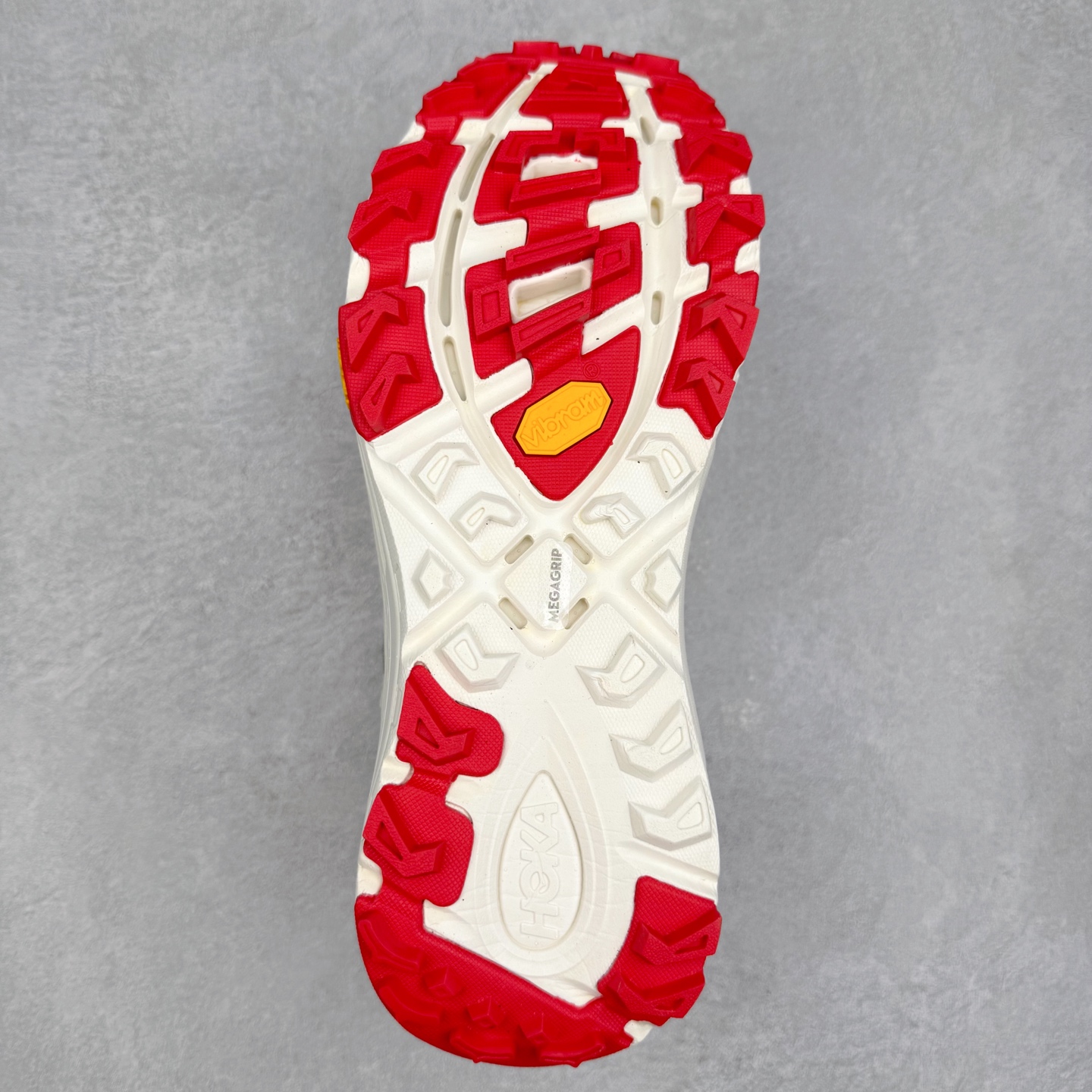 图片[9]-HOKA ONE ONE Mafate Speed 3 Low 玛法特3代系列低帮轻量户外越野休闲运动慢跑鞋 HOKA ONE ONE 最近推出了一个胶囊系列 Origin Story 这个系列里的 Mafate Speed 2 可以说让我日思夜想有一阵子了 最近终于拔草 让我来分享一下这双也是上脚赞到爆的越野跑鞋吧 以阿尔卑斯山脉作为主题将亮黄色与蓝色调覆盖在这经典轮廓之上 配色的呈现效果相当亮眼 以至于很多人买这个配色是用来日常搭配的 鞋面采用超轻的无缝架构 轻薄的TPU贴在透气的鞋面材料上 减轻重量同时也保证了支撑性 鞋底则采用滚动平衡技术 引导跑者回归自然步态 祖传的神奇EVA材质中底依旧是一如既往地表现优秀 能提供充足的缓震 作为HOKA家的越野跑鞋 VIBRAM 橡胶大底也是必不可少的 即便在复杂湿滑的地形 依旧能有良好的抓地力及稳定性 鞋带采用了弹性不易松脱的扁宽弹性鞋带 前掌与中掌部分也进行了加宽 也更加适合亚洲人的脚型 是一款十分全面且足够强悍的户外硬核越野鞋 而这双极其亮眼的越野跑鞋恰好又是在江山一百中参赛的UTMB冠军 Ludovic POMMERET 夺冠时穿着的战靴 这就让它变得更加有吸引力了 用来日常搭配的话短裤是基本不挑 长裤我个人推荐阔腿裤 工装裤以及各种长筒牛仔裤都可以 尺码：36 36.5 37.5 38 38.5 39 40 40.5 41 42 42.5 43 44 44.5 45-选品中心