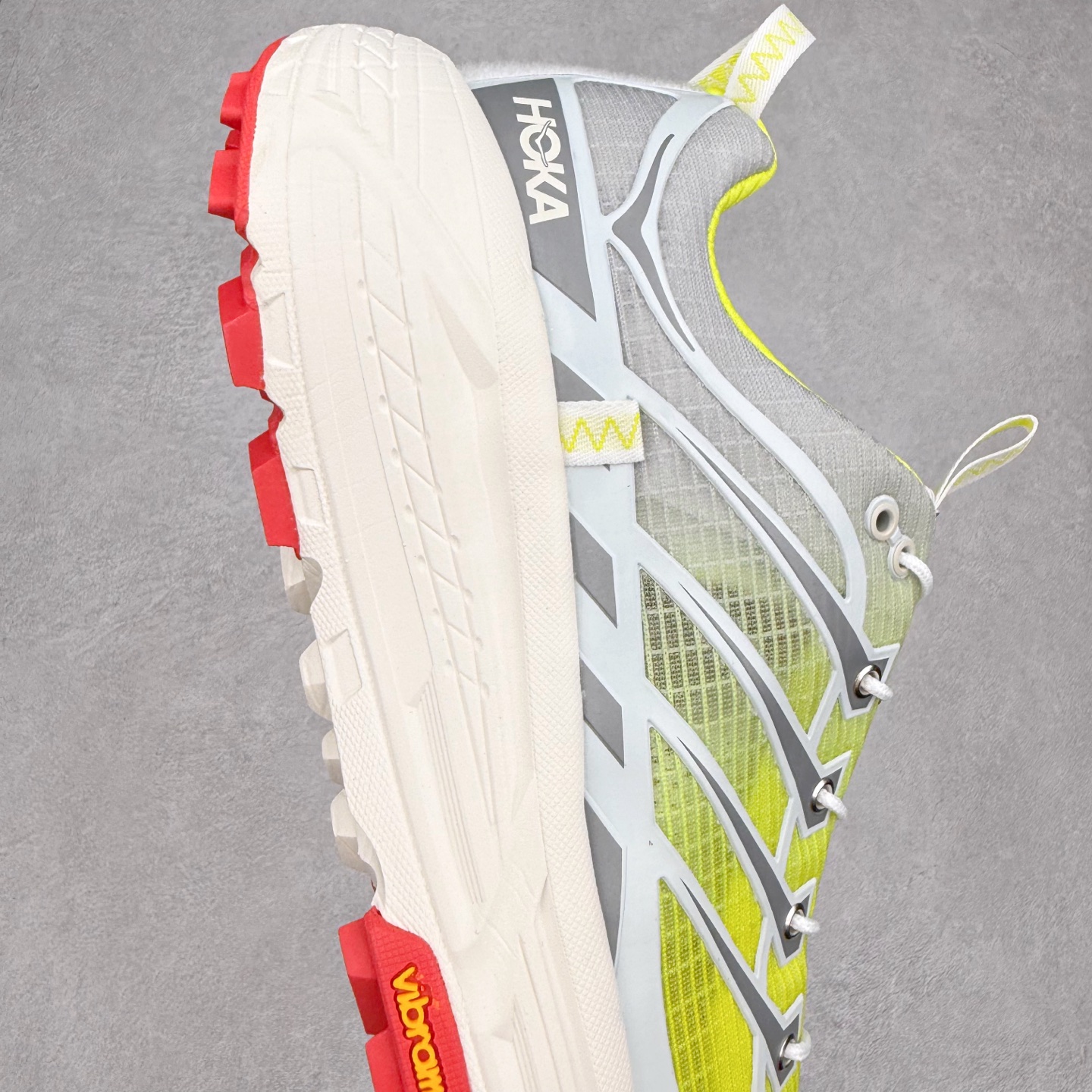 图片[6]-HOKA ONE ONE Mafate Speed 3 Low 玛法特3代系列低帮轻量户外越野休闲运动慢跑鞋 HOKA ONE ONE 最近推出了一个胶囊系列 Origin Story 这个系列里的 Mafate Speed 2 可以说让我日思夜想有一阵子了 最近终于拔草 让我来分享一下这双也是上脚赞到爆的越野跑鞋吧 以阿尔卑斯山脉作为主题将亮黄色与蓝色调覆盖在这经典轮廓之上 配色的呈现效果相当亮眼 以至于很多人买这个配色是用来日常搭配的 鞋面采用超轻的无缝架构 轻薄的TPU贴在透气的鞋面材料上 减轻重量同时也保证了支撑性 鞋底则采用滚动平衡技术 引导跑者回归自然步态 祖传的神奇EVA材质中底依旧是一如既往地表现优秀 能提供充足的缓震 作为HOKA家的越野跑鞋 VIBRAM 橡胶大底也是必不可少的 即便在复杂湿滑的地形 依旧能有良好的抓地力及稳定性 鞋带采用了弹性不易松脱的扁宽弹性鞋带 前掌与中掌部分也进行了加宽 也更加适合亚洲人的脚型 是一款十分全面且足够强悍的户外硬核越野鞋 而这双极其亮眼的越野跑鞋恰好又是在江山一百中参赛的UTMB冠军 Ludovic POMMERET 夺冠时穿着的战靴 这就让它变得更加有吸引力了 用来日常搭配的话短裤是基本不挑 长裤我个人推荐阔腿裤 工装裤以及各种长筒牛仔裤都可以 尺码：36 36.5 37.5 38 38.5 39 40 40.5 41 42 42.5 43 44 44.5 45-选品中心