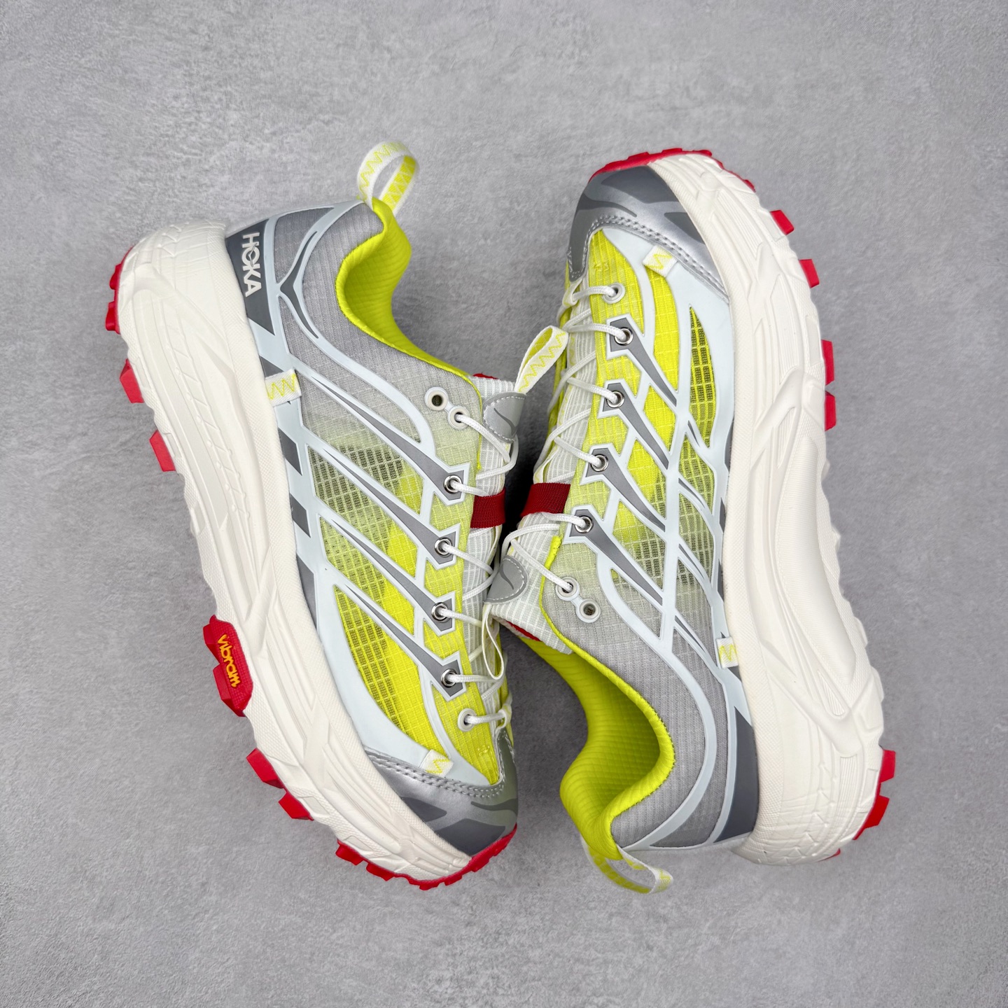 图片[3]-HOKA ONE ONE Mafate Speed 3 Low 玛法特3代系列低帮轻量户外越野休闲运动慢跑鞋 HOKA ONE ONE 最近推出了一个胶囊系列 Origin Story 这个系列里的 Mafate Speed 2 可以说让我日思夜想有一阵子了 最近终于拔草 让我来分享一下这双也是上脚赞到爆的越野跑鞋吧 以阿尔卑斯山脉作为主题将亮黄色与蓝色调覆盖在这经典轮廓之上 配色的呈现效果相当亮眼 以至于很多人买这个配色是用来日常搭配的 鞋面采用超轻的无缝架构 轻薄的TPU贴在透气的鞋面材料上 减轻重量同时也保证了支撑性 鞋底则采用滚动平衡技术 引导跑者回归自然步态 祖传的神奇EVA材质中底依旧是一如既往地表现优秀 能提供充足的缓震 作为HOKA家的越野跑鞋 VIBRAM 橡胶大底也是必不可少的 即便在复杂湿滑的地形 依旧能有良好的抓地力及稳定性 鞋带采用了弹性不易松脱的扁宽弹性鞋带 前掌与中掌部分也进行了加宽 也更加适合亚洲人的脚型 是一款十分全面且足够强悍的户外硬核越野鞋 而这双极其亮眼的越野跑鞋恰好又是在江山一百中参赛的UTMB冠军 Ludovic POMMERET 夺冠时穿着的战靴 这就让它变得更加有吸引力了 用来日常搭配的话短裤是基本不挑 长裤我个人推荐阔腿裤 工装裤以及各种长筒牛仔裤都可以 尺码：36 36.5 37.5 38 38.5 39 40 40.5 41 42 42.5 43 44 44.5 45-选品中心