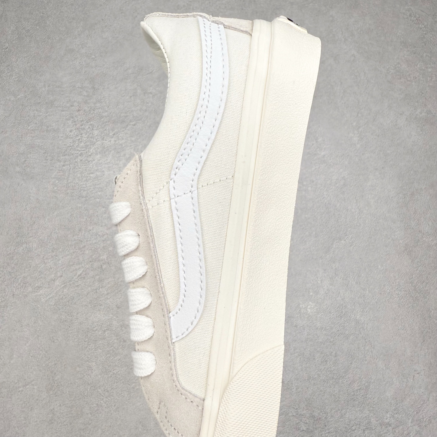 图片[7]-Vans Sk8-Low 米白 范斯复古休闲硫化帆布鞋 该鞋款以白线勾勒出整体造型 鞋面采用帆布搭配麂皮材质 米白鞋身搭配橘色织唛标点缀 清新淡雅上脚百搭 尺码：35 36 36.5 37 38 38.5 39 40 40.5 41 42 42.5 43 44-选品中心