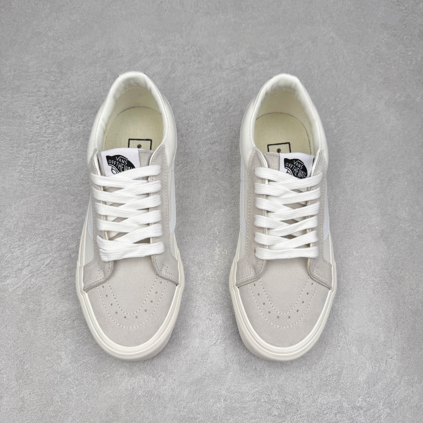 图片[2]-Vans Sk8-Low 米白 范斯复古休闲硫化帆布鞋 该鞋款以白线勾勒出整体造型 鞋面采用帆布搭配麂皮材质 米白鞋身搭配橘色织唛标点缀 清新淡雅上脚百搭 尺码：35 36 36.5 37 38 38.5 39 40 40.5 41 42 42.5 43 44-选品中心