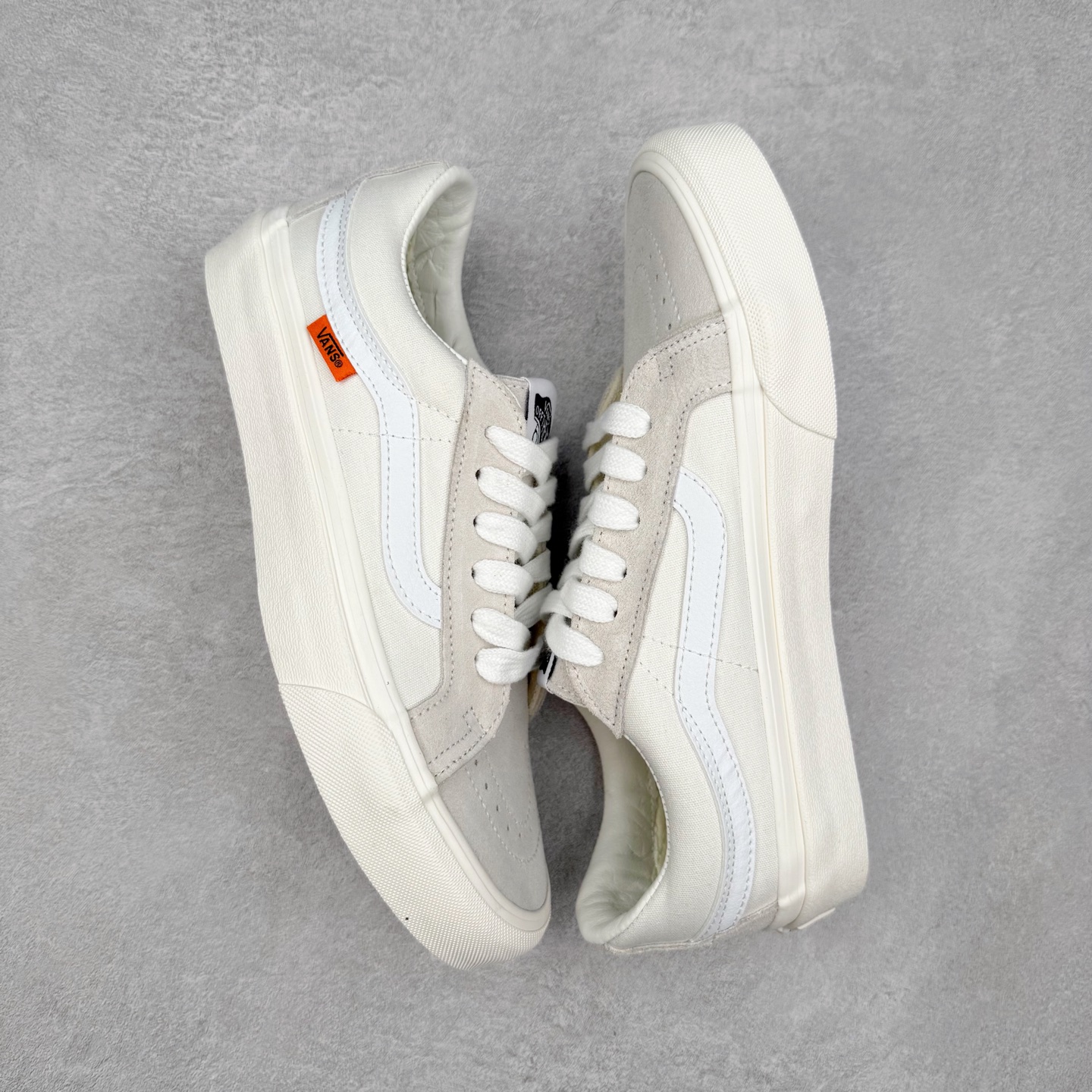 图片[3]-Vans Sk8-Low 米白 范斯复古休闲硫化帆布鞋 该鞋款以白线勾勒出整体造型 鞋面采用帆布搭配麂皮材质 米白鞋身搭配橘色织唛标点缀 清新淡雅上脚百搭 尺码：35 36 36.5 37 38 38.5 39 40 40.5 41 42 42.5 43 44-选品中心