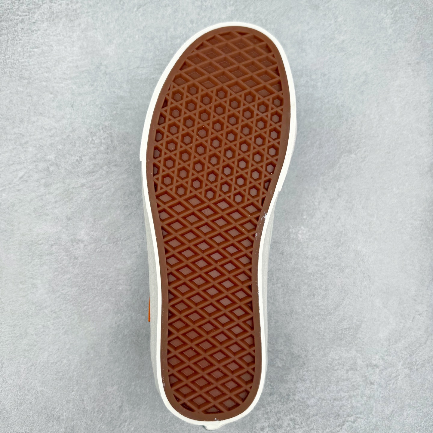 图片[9]-Vans Sk8-Low 米白 范斯复古休闲硫化帆布鞋 该鞋款以白线勾勒出整体造型 鞋面采用帆布搭配麂皮材质 米白鞋身搭配橘色织唛标点缀 清新淡雅上脚百搭 尺码：35 36 36.5 37 38 38.5 39 40 40.5 41 42 42.5 43 44-选品中心