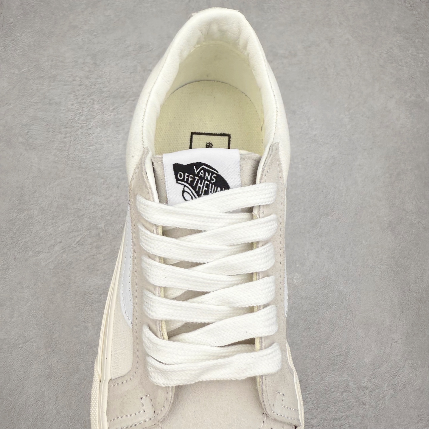 图片[5]-Vans Sk8-Low 米白 范斯复古休闲硫化帆布鞋 该鞋款以白线勾勒出整体造型 鞋面采用帆布搭配麂皮材质 米白鞋身搭配橘色织唛标点缀 清新淡雅上脚百搭 尺码：35 36 36.5 37 38 38.5 39 40 40.5 41 42 42.5 43 44-选品中心