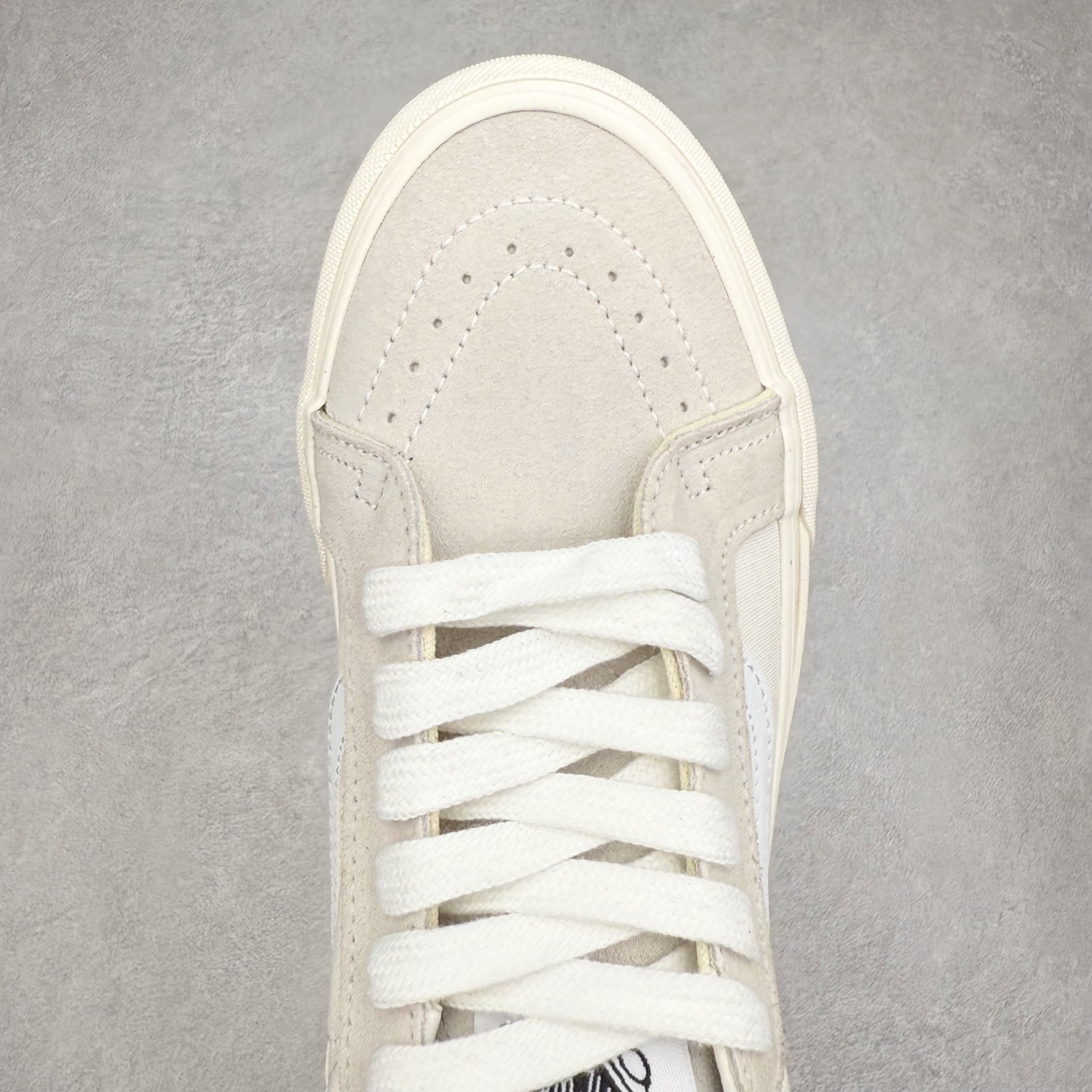 图片[4]-Vans Sk8-Low 米白 范斯复古休闲硫化帆布鞋 该鞋款以白线勾勒出整体造型 鞋面采用帆布搭配麂皮材质 米白鞋身搭配橘色织唛标点缀 清新淡雅上脚百搭 尺码：35 36 36.5 37 38 38.5 39 40 40.5 41 42 42.5 43 44-选品中心