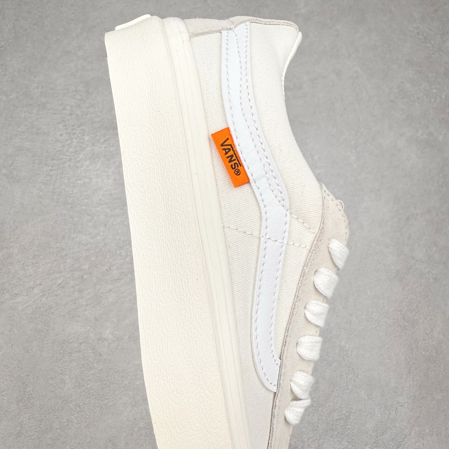 图片[6]-Vans Sk8-Low 米白 范斯复古休闲硫化帆布鞋 该鞋款以白线勾勒出整体造型 鞋面采用帆布搭配麂皮材质 米白鞋身搭配橘色织唛标点缀 清新淡雅上脚百搭 尺码：35 36 36.5 37 38 38.5 39 40 40.5 41 42 42.5 43 44-选品中心