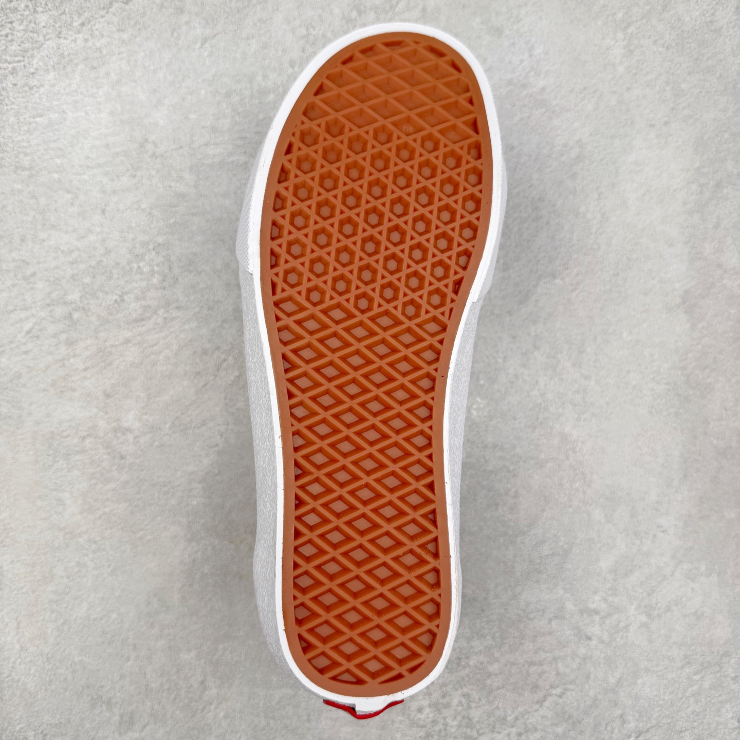 图片[9]-Vans Sk8-Low 米白 范斯复古休闲硫化帆布鞋 该鞋款以白线勾勒出整体造型 鞋面采用帆布搭配麂皮材质 米白鞋身搭配橘色织唛标点缀 清新淡雅上脚百搭 尺码：35 36 36.5 37 38 38.5 39 40 40.5 41 42 42.5 43 44-选品中心