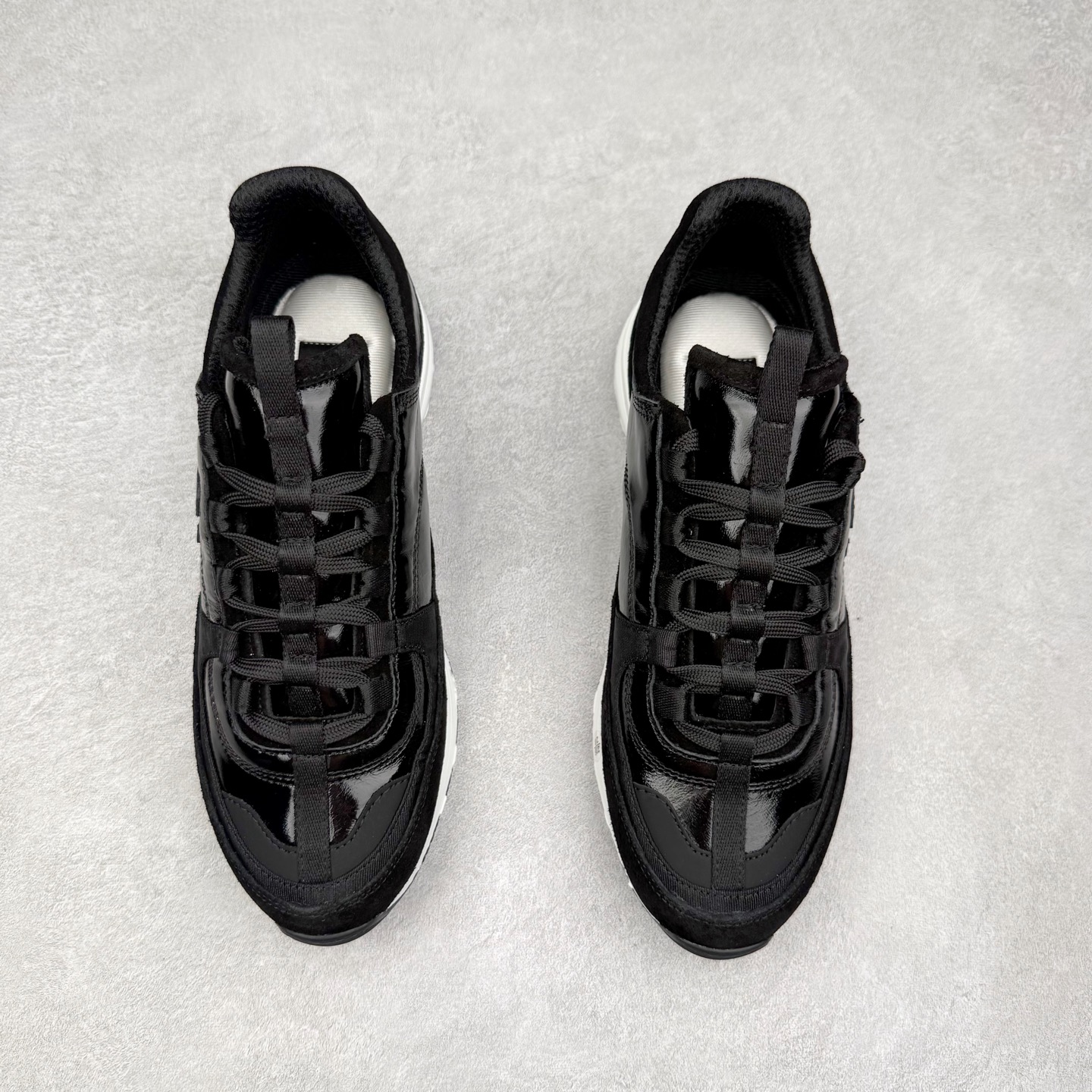 图片[2]-Chanel香奈儿 25ss 春夏新款专柜顶级休闲款运动鞋 这款经典设计 鞋面多种工艺电绣的风格；大底却时尚运动；不平凡的拥入了多种配色元素多元化混搭非常好看百搭，休闲，时尚，运动，户外都能兼顾 鞋面采用： 原版进口高丝光牛反绒+进口混种羊皮 内里采用： 原版进口透气网 大底：原版独家开模+TPU组合大底 尺码：35-40-选品中心