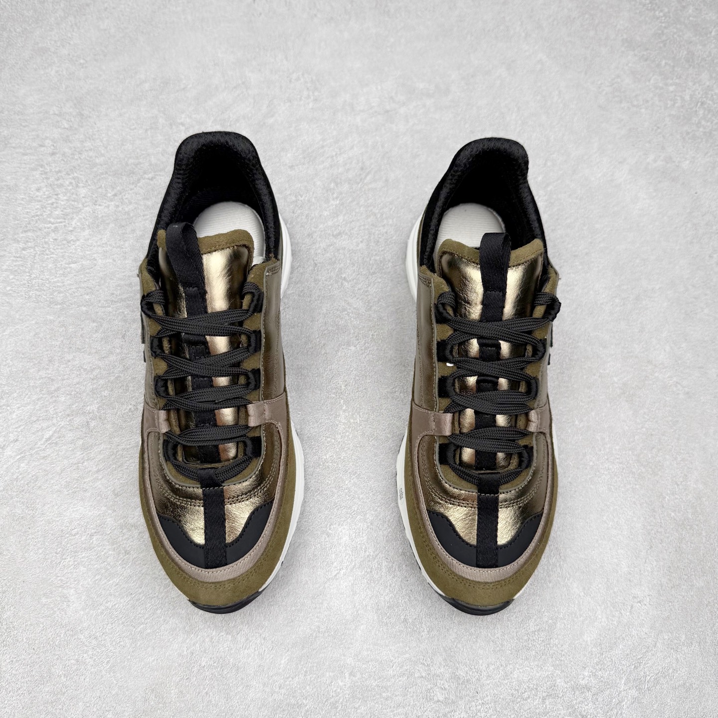 图片[2]-Chanel香奈儿 25ss 春夏新款专柜顶级休闲款运动鞋 这款经典设计 鞋面多种工艺电绣的风格；大底却时尚运动；不平凡的拥入了多种配色元素多元化混搭非常好看百搭，休闲，时尚，运动，户外都能兼顾 鞋面采用： 原版进口高丝光牛反绒+进口混种羊皮 内里采用： 原版进口透气网 大底：原版独家开模+TPU组合大底 尺码：35-40-选品中心