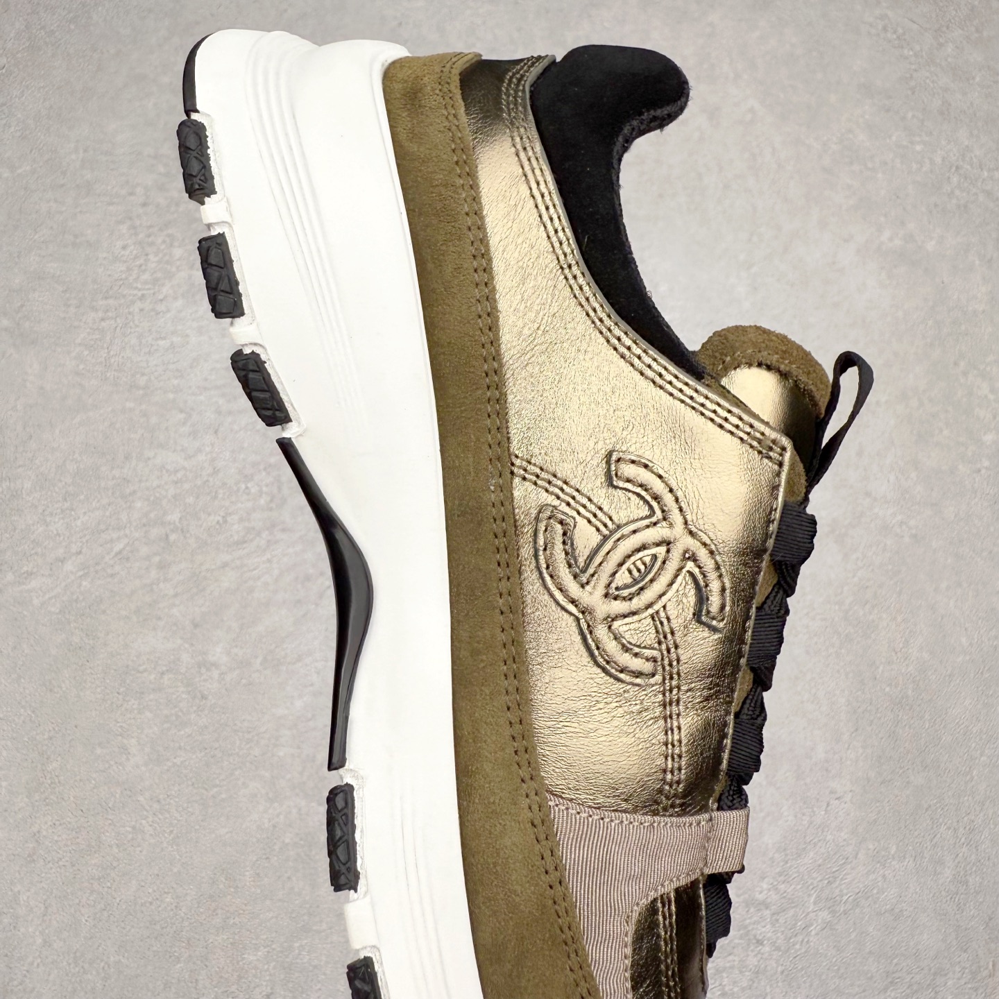 图片[6]-Chanel香奈儿 25ss 春夏新款专柜顶级休闲款运动鞋 这款经典设计 鞋面多种工艺电绣的风格；大底却时尚运动；不平凡的拥入了多种配色元素多元化混搭非常好看百搭，休闲，时尚，运动，户外都能兼顾 鞋面采用： 原版进口高丝光牛反绒+进口混种羊皮 内里采用： 原版进口透气网 大底：原版独家开模+TPU组合大底 尺码：35-40-选品中心