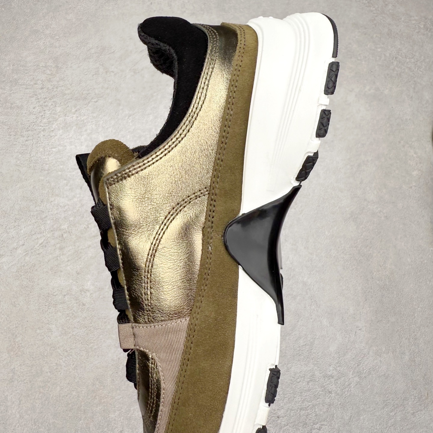 图片[7]-Chanel香奈儿 25ss 春夏新款专柜顶级休闲款运动鞋 这款经典设计 鞋面多种工艺电绣的风格；大底却时尚运动；不平凡的拥入了多种配色元素多元化混搭非常好看百搭，休闲，时尚，运动，户外都能兼顾 鞋面采用： 原版进口高丝光牛反绒+进口混种羊皮 内里采用： 原版进口透气网 大底：原版独家开模+TPU组合大底 尺码：35-40-选品中心