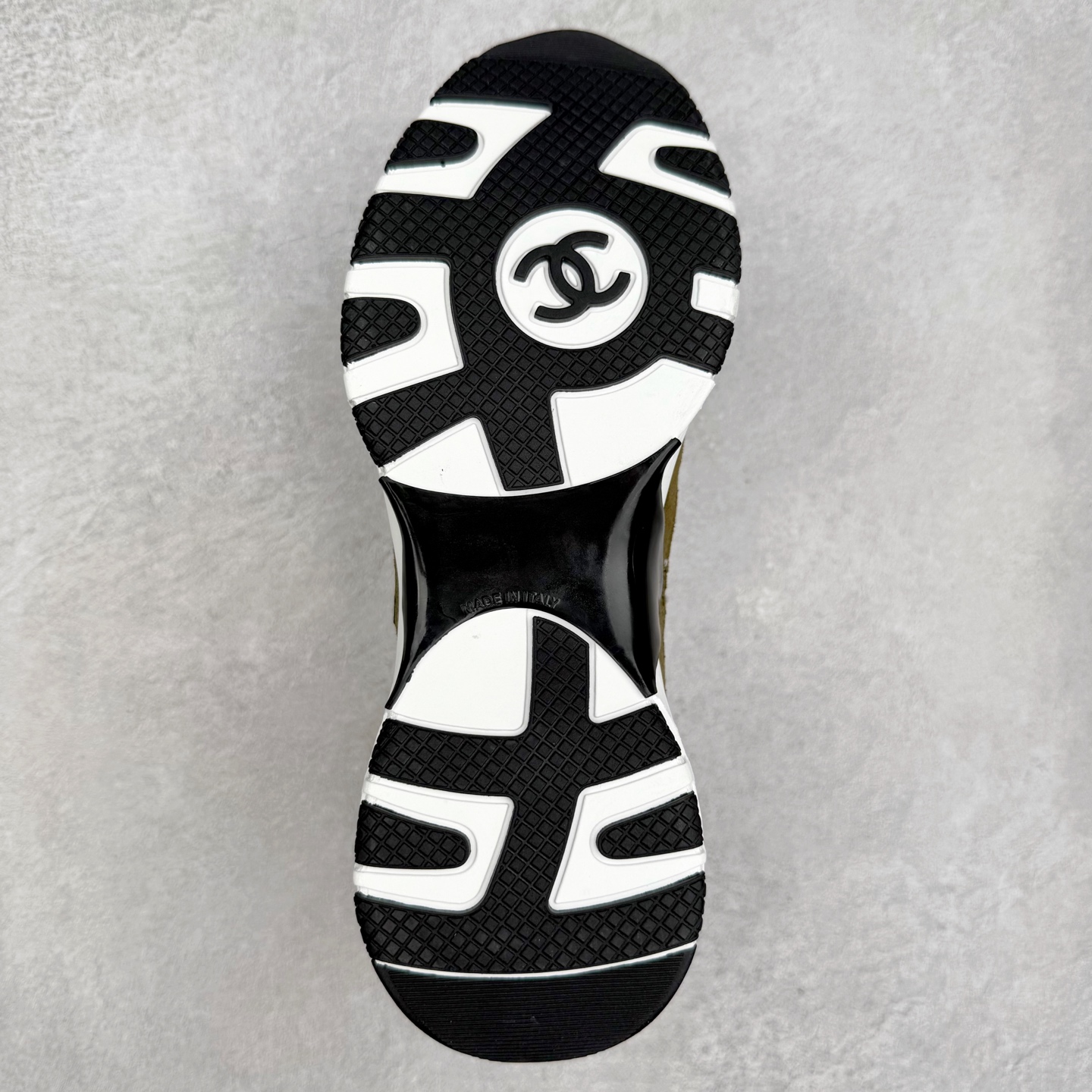 图片[9]-Chanel香奈儿 25ss 春夏新款专柜顶级休闲款运动鞋 这款经典设计 鞋面多种工艺电绣的风格；大底却时尚运动；不平凡的拥入了多种配色元素多元化混搭非常好看百搭，休闲，时尚，运动，户外都能兼顾 鞋面采用： 原版进口高丝光牛反绒+进口混种羊皮 内里采用： 原版进口透气网 大底：原版独家开模+TPU组合大底 尺码：35-40-选品中心