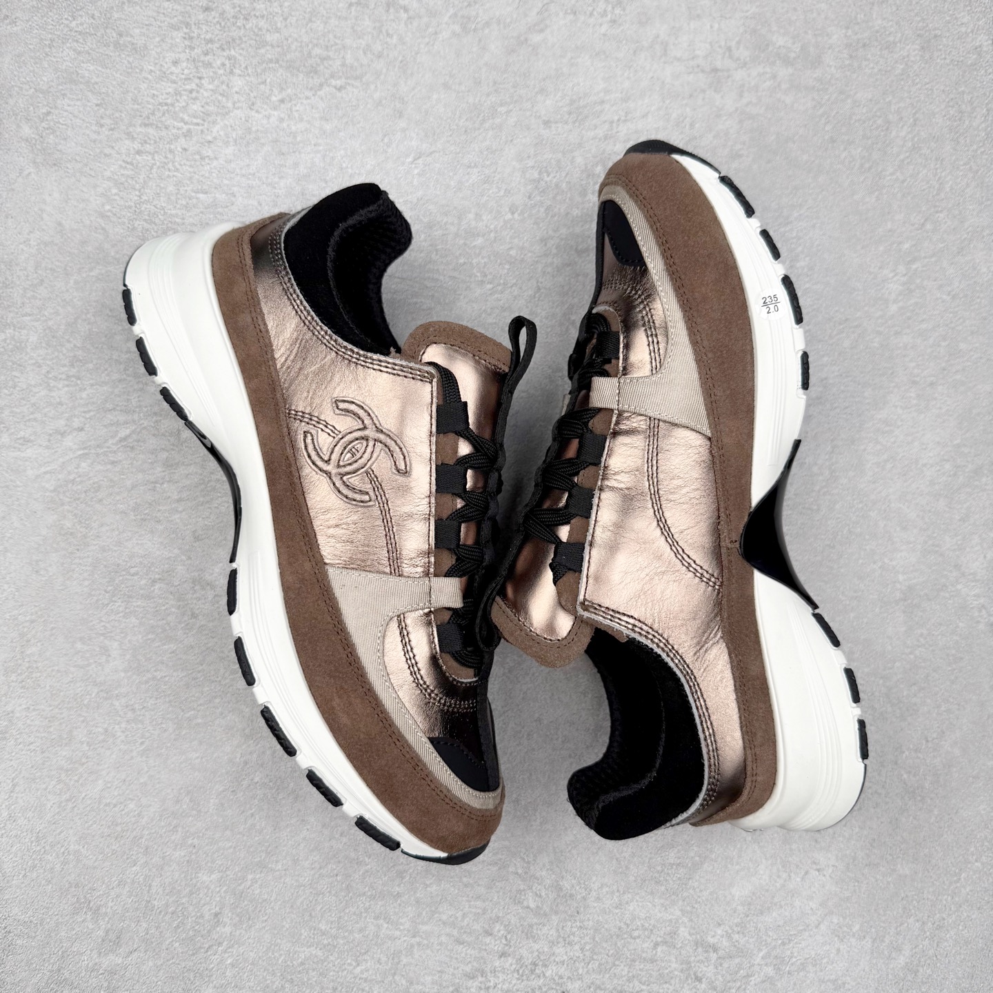 图片[3]-Chanel香奈儿 25ss 春夏新款专柜顶级休闲款运动鞋 这款经典设计 鞋面多种工艺电绣的风格；大底却时尚运动；不平凡的拥入了多种配色元素多元化混搭非常好看百搭，休闲，时尚，运动，户外都能兼顾 鞋面采用： 原版进口高丝光牛反绒+进口混种羊皮 内里采用： 原版进口透气网 大底：原版独家开模+TPU组合大底 尺码：35-40-选品中心