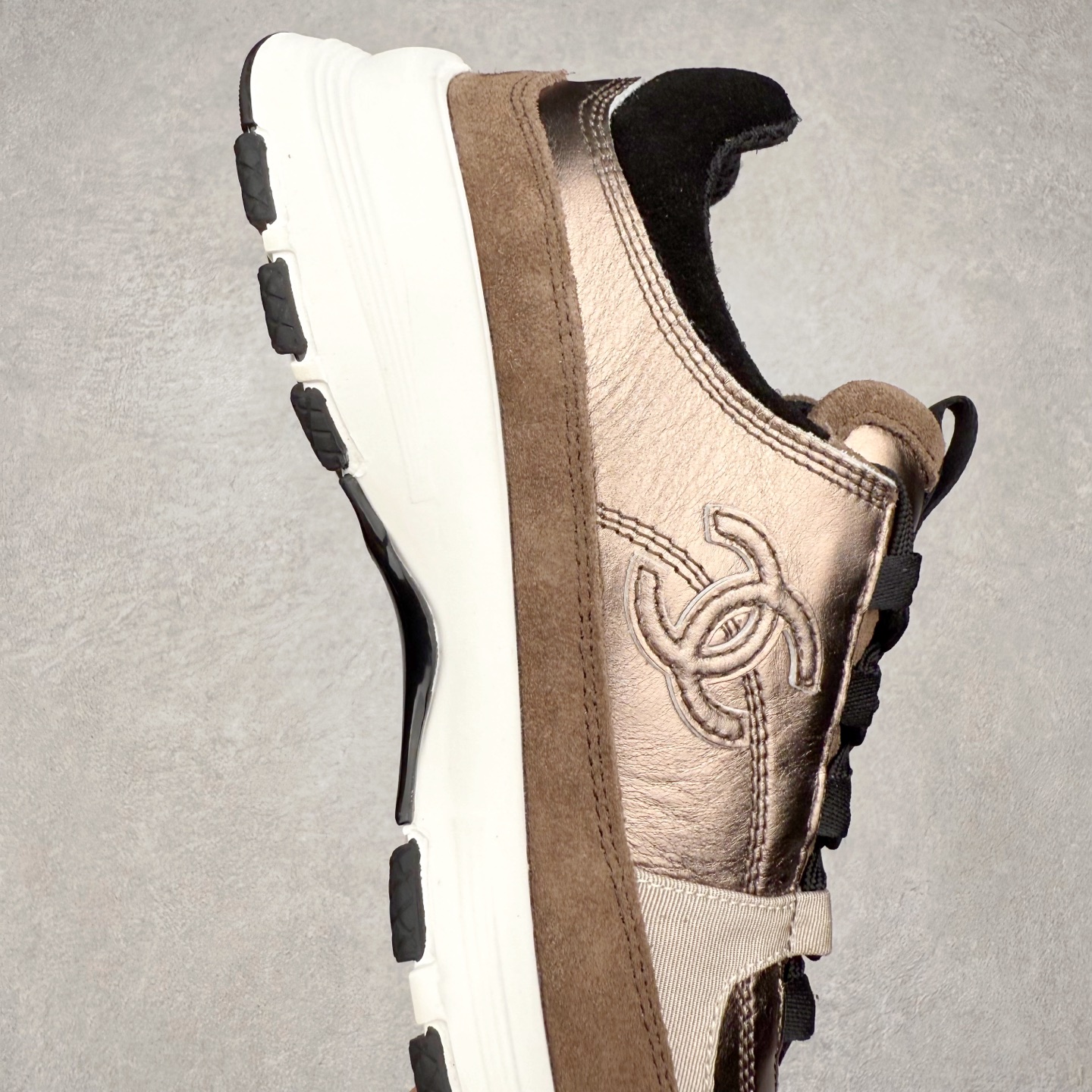 图片[6]-Chanel香奈儿 25ss 春夏新款专柜顶级休闲款运动鞋 这款经典设计 鞋面多种工艺电绣的风格；大底却时尚运动；不平凡的拥入了多种配色元素多元化混搭非常好看百搭，休闲，时尚，运动，户外都能兼顾 鞋面采用： 原版进口高丝光牛反绒+进口混种羊皮 内里采用： 原版进口透气网 大底：原版独家开模+TPU组合大底 尺码：35-40-选品中心