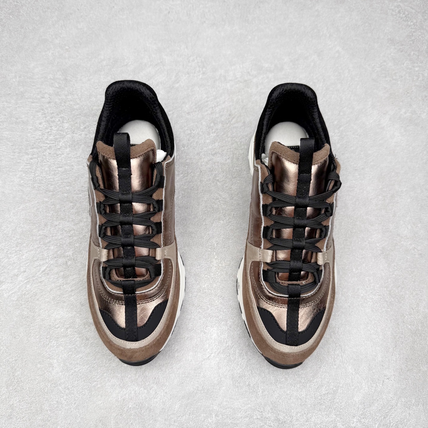 图片[2]-Chanel香奈儿 25ss 春夏新款专柜顶级休闲款运动鞋 这款经典设计 鞋面多种工艺电绣的风格；大底却时尚运动；不平凡的拥入了多种配色元素多元化混搭非常好看百搭，休闲，时尚，运动，户外都能兼顾 鞋面采用： 原版进口高丝光牛反绒+进口混种羊皮 内里采用： 原版进口透气网 大底：原版独家开模+TPU组合大底 尺码：35-40-选品中心