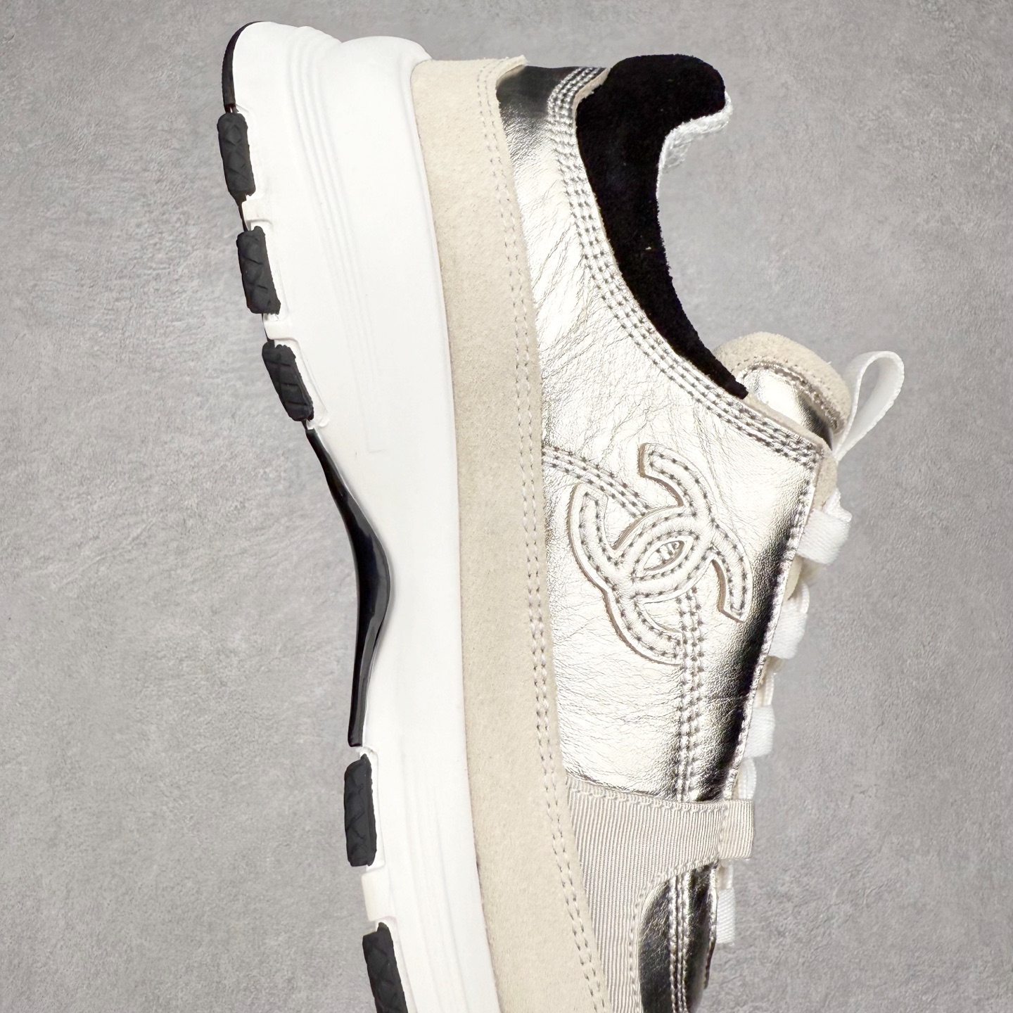 图片[6]-Chanel香奈儿 25ss 春夏新款专柜顶级休闲款运动鞋 这款经典设计 鞋面多种工艺电绣的风格；大底却时尚运动；不平凡的拥入了多种配色元素多元化混搭非常好看百搭，休闲，时尚，运动，户外都能兼顾 鞋面采用： 原版进口高丝光牛反绒+进口混种羊皮 内里采用： 原版进口透气网 大底：原版独家开模+TPU组合大底 尺码：35-40-选品中心