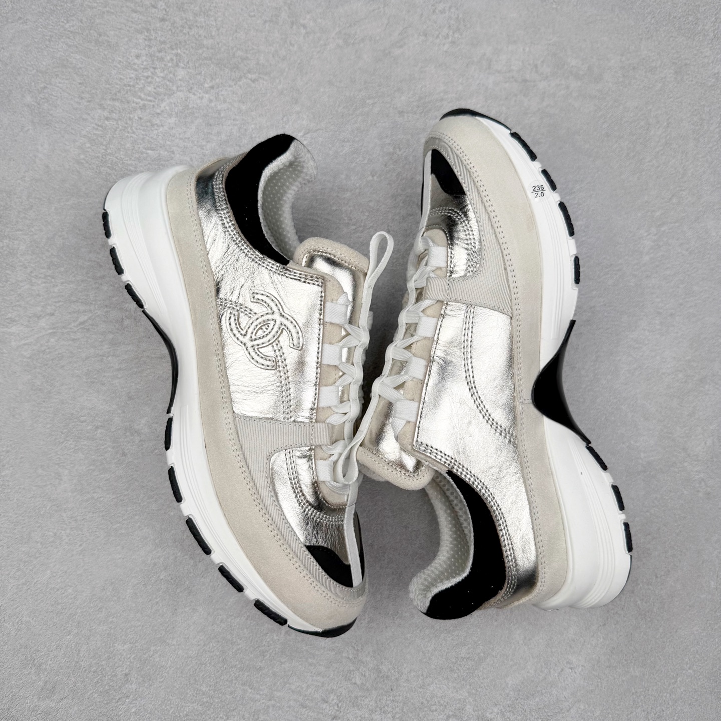 图片[3]-Chanel香奈儿 25ss 春夏新款专柜顶级休闲款运动鞋 这款经典设计 鞋面多种工艺电绣的风格；大底却时尚运动；不平凡的拥入了多种配色元素多元化混搭非常好看百搭，休闲，时尚，运动，户外都能兼顾 鞋面采用： 原版进口高丝光牛反绒+进口混种羊皮 内里采用： 原版进口透气网 大底：原版独家开模+TPU组合大底 尺码：35-40-选品中心