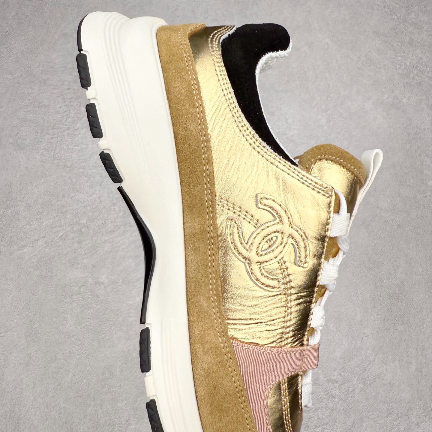 图片[6]-Chanel香奈儿 25ss 春夏新款专柜顶级休闲款运动鞋 这款经典设计 鞋面多种工艺电绣的风格；大底却时尚运动；不平凡的拥入了多种配色元素多元化混搭非常好看百搭，休闲，时尚，运动，户外都能兼顾 鞋面采用： 原版进口高丝光牛反绒+进口混种羊皮 内里采用： 原版进口透气网 大底：原版独家开模+TPU组合大底 尺码：35-40-选品中心