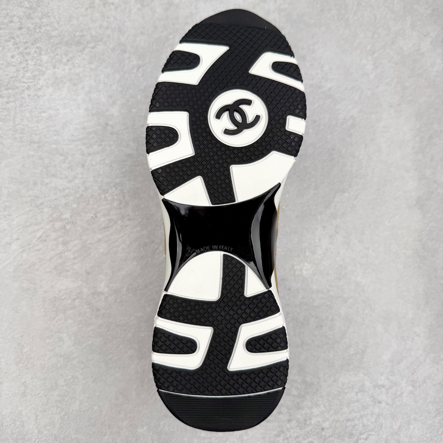 图片[9]-Chanel香奈儿 25ss 春夏新款专柜顶级休闲款运动鞋 这款经典设计 鞋面多种工艺电绣的风格；大底却时尚运动；不平凡的拥入了多种配色元素多元化混搭非常好看百搭，休闲，时尚，运动，户外都能兼顾 鞋面采用： 原版进口高丝光牛反绒+进口混种羊皮 内里采用： 原版进口透气网 大底：原版独家开模+TPU组合大底 尺码：35-40-选品中心