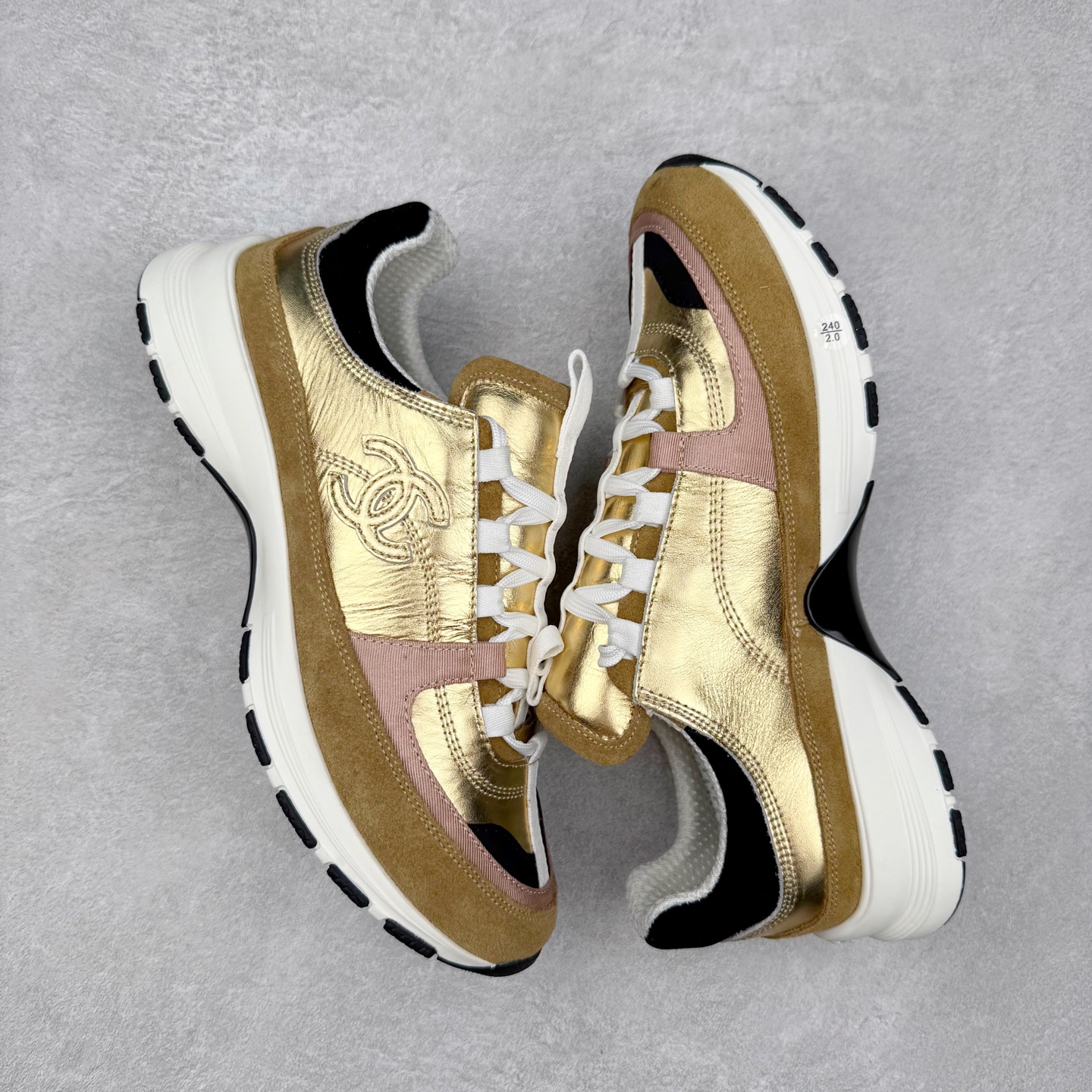 图片[3]-Chanel香奈儿 25ss 春夏新款专柜顶级休闲款运动鞋 这款经典设计 鞋面多种工艺电绣的风格；大底却时尚运动；不平凡的拥入了多种配色元素多元化混搭非常好看百搭，休闲，时尚，运动，户外都能兼顾 鞋面采用： 原版进口高丝光牛反绒+进口混种羊皮 内里采用： 原版进口透气网 大底：原版独家开模+TPU组合大底 尺码：35-40-选品中心