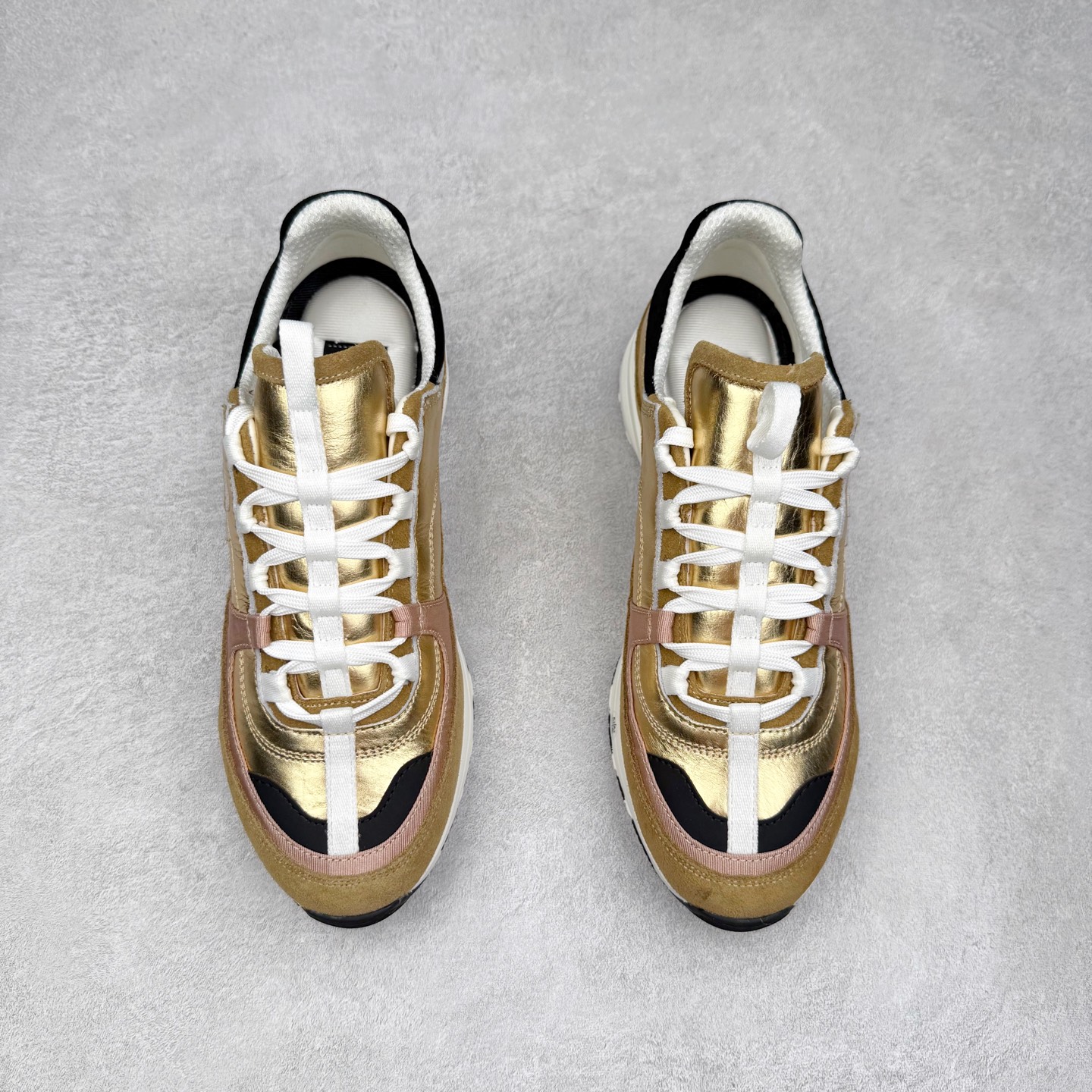 图片[2]-Chanel香奈儿 25ss 春夏新款专柜顶级休闲款运动鞋 这款经典设计 鞋面多种工艺电绣的风格；大底却时尚运动；不平凡的拥入了多种配色元素多元化混搭非常好看百搭，休闲，时尚，运动，户外都能兼顾 鞋面采用： 原版进口高丝光牛反绒+进口混种羊皮 内里采用： 原版进口透气网 大底：原版独家开模+TPU组合大底 尺码：35-40-选品中心