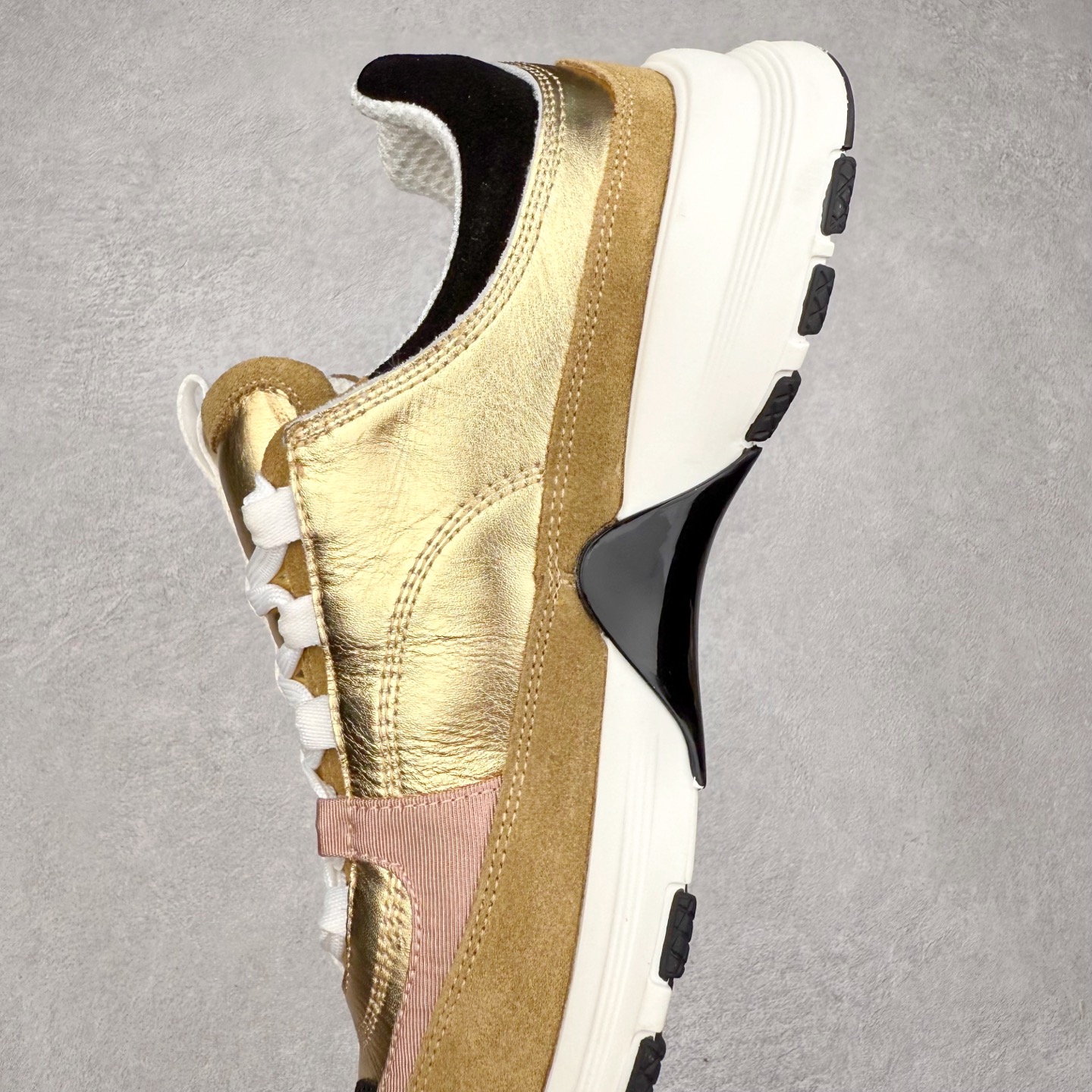 图片[7]-Chanel香奈儿 25ss 春夏新款专柜顶级休闲款运动鞋 这款经典设计 鞋面多种工艺电绣的风格；大底却时尚运动；不平凡的拥入了多种配色元素多元化混搭非常好看百搭，休闲，时尚，运动，户外都能兼顾 鞋面采用： 原版进口高丝光牛反绒+进口混种羊皮 内里采用： 原版进口透气网 大底：原版独家开模+TPU组合大底 尺码：35-40-选品中心