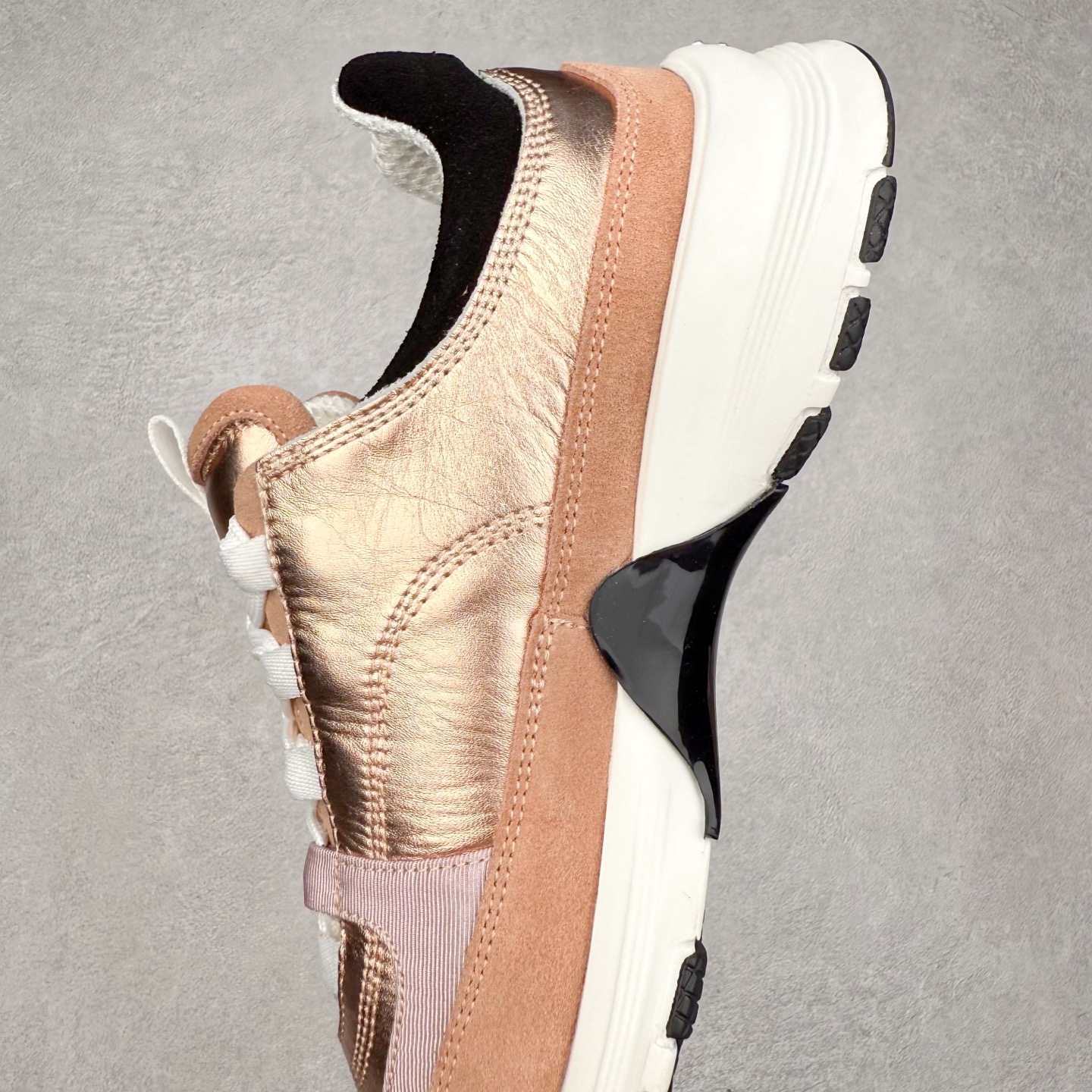 图片[7]-Chanel香奈儿 25ss 春夏新款专柜顶级休闲款运动鞋 这款经典设计 鞋面多种工艺电绣的风格；大底却时尚运动；不平凡的拥入了多种配色元素多元化混搭非常好看百搭，休闲，时尚，运动，户外都能兼顾 鞋面采用： 原版进口高丝光牛反绒+进口混种羊皮 内里采用： 原版进口透气网 大底：原版独家开模+TPU组合大底 尺码：35-40-选品中心