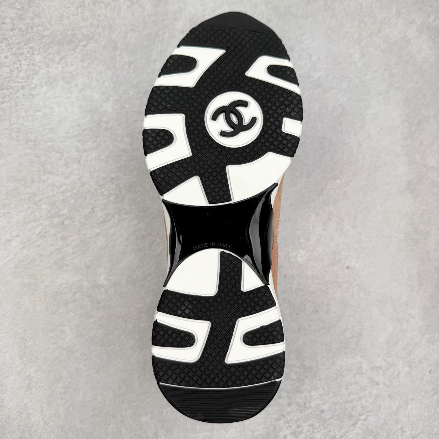 图片[9]-Chanel香奈儿 25ss 春夏新款专柜顶级休闲款运动鞋 这款经典设计 鞋面多种工艺电绣的风格；大底却时尚运动；不平凡的拥入了多种配色元素多元化混搭非常好看百搭，休闲，时尚，运动，户外都能兼顾 鞋面采用： 原版进口高丝光牛反绒+进口混种羊皮 内里采用： 原版进口透气网 大底：原版独家开模+TPU组合大底 尺码：35-40-选品中心