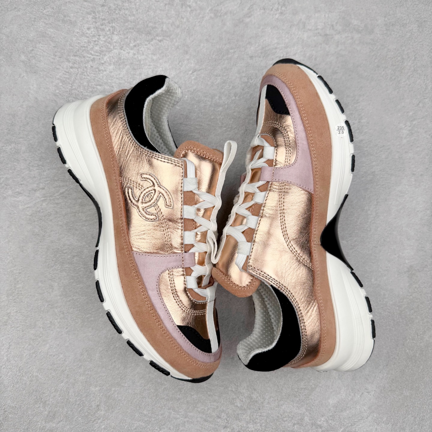 图片[3]-Chanel香奈儿 25ss 春夏新款专柜顶级休闲款运动鞋 这款经典设计 鞋面多种工艺电绣的风格；大底却时尚运动；不平凡的拥入了多种配色元素多元化混搭非常好看百搭，休闲，时尚，运动，户外都能兼顾 鞋面采用： 原版进口高丝光牛反绒+进口混种羊皮 内里采用： 原版进口透气网 大底：原版独家开模+TPU组合大底 尺码：35-40-选品中心