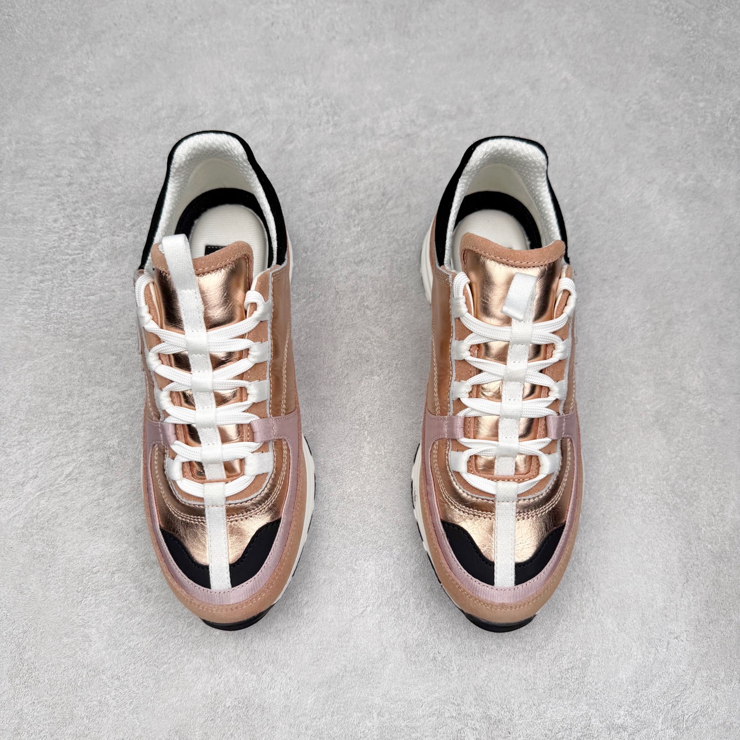 图片[2]-Chanel香奈儿 25ss 春夏新款专柜顶级休闲款运动鞋 这款经典设计 鞋面多种工艺电绣的风格；大底却时尚运动；不平凡的拥入了多种配色元素多元化混搭非常好看百搭，休闲，时尚，运动，户外都能兼顾 鞋面采用： 原版进口高丝光牛反绒+进口混种羊皮 内里采用： 原版进口透气网 大底：原版独家开模+TPU组合大底 尺码：35-40-选品中心