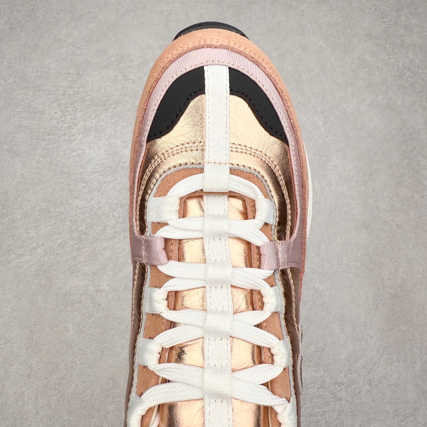 图片[4]-Chanel香奈儿 25ss 春夏新款专柜顶级休闲款运动鞋 这款经典设计 鞋面多种工艺电绣的风格；大底却时尚运动；不平凡的拥入了多种配色元素多元化混搭非常好看百搭，休闲，时尚，运动，户外都能兼顾 鞋面采用： 原版进口高丝光牛反绒+进口混种羊皮 内里采用： 原版进口透气网 大底：原版独家开模+TPU组合大底 尺码：35-40-选品中心