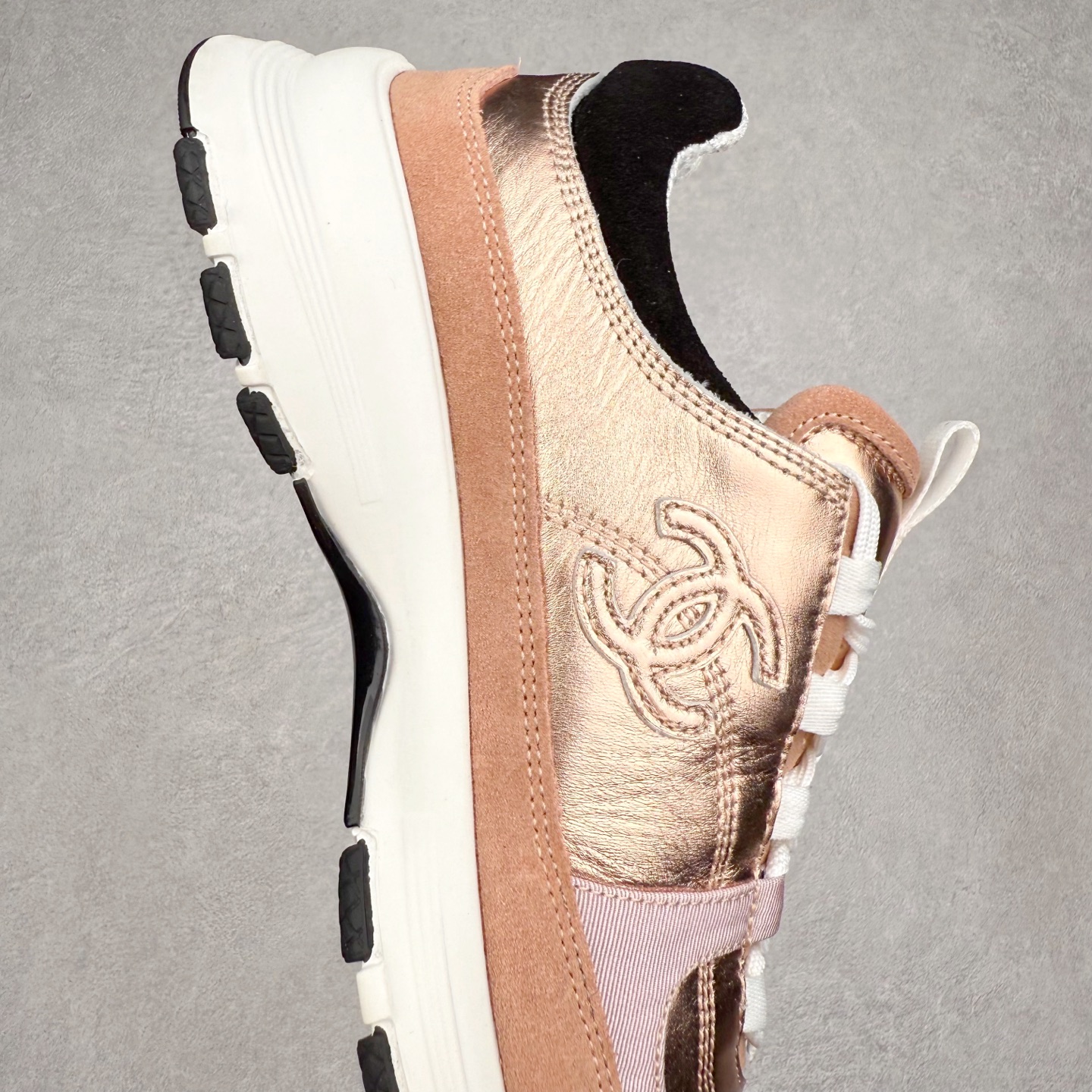 图片[6]-Chanel香奈儿 25ss 春夏新款专柜顶级休闲款运动鞋 这款经典设计 鞋面多种工艺电绣的风格；大底却时尚运动；不平凡的拥入了多种配色元素多元化混搭非常好看百搭，休闲，时尚，运动，户外都能兼顾 鞋面采用： 原版进口高丝光牛反绒+进口混种羊皮 内里采用： 原版进口透气网 大底：原版独家开模+TPU组合大底 尺码：35-40-选品中心