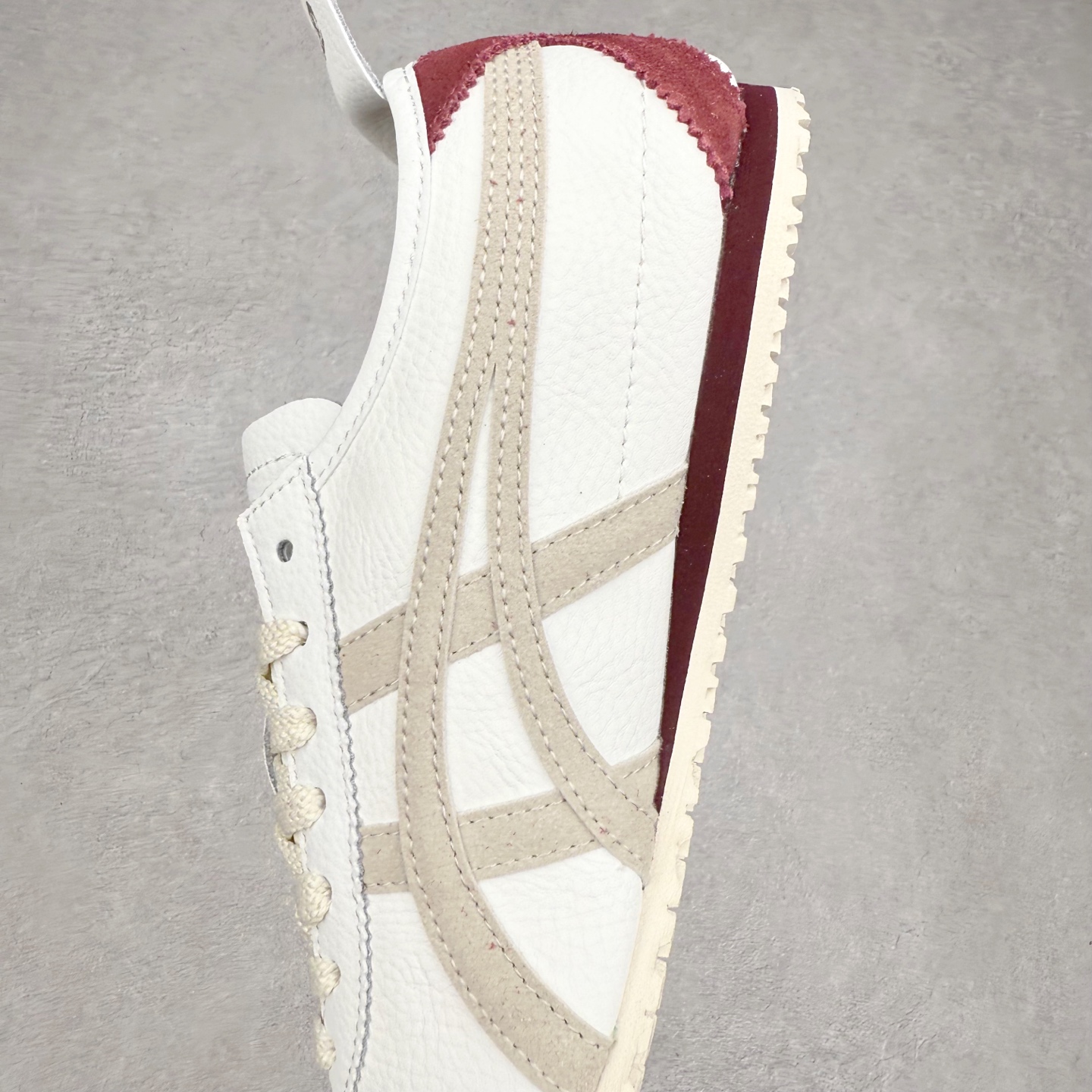图片[7]-＃C版 Asics Onitsuka Tiger MEXICO 66 亚瑟士鬼冢虎复古经典板鞋 CNY 龙年限定 白红 市场王者选手 海外订单工厂出品 长期生产补货永不断码 超成熟稳定的做工品控 原装全套纸板楦头开发 原汁原味 完美呈现版型 私模正确鞋底咬花纹路 一比一鞋头弧度高度鞋身弧度 绝不口嗨 细节品控鞋型随意秒杀市面 原档咬花纹路私模大底 一个单元有六个三角形 总体形拼接呈现花瓣状 官方四联吊牌 原装Ortholite轻量化鞋垫 原盒原配 质保卡 说明书 钢印防尘纸 纸板中底带钢印 乳胶组合鞋垫 支持全方位的对比专柜 产品从款式颜色造型上体现出追求舒适和细节的完美 鞋类更是推崇手工制作的严谨与完美 融舒适性与可穿性的设计风格 注重细节的完美和别致魅力 既保持稳重 又不失轻松的时尚感 尺码：36 37 37.5 38 39 39.5 40 40.5 41.5 42 42.5 43.5 44 45-选品中心