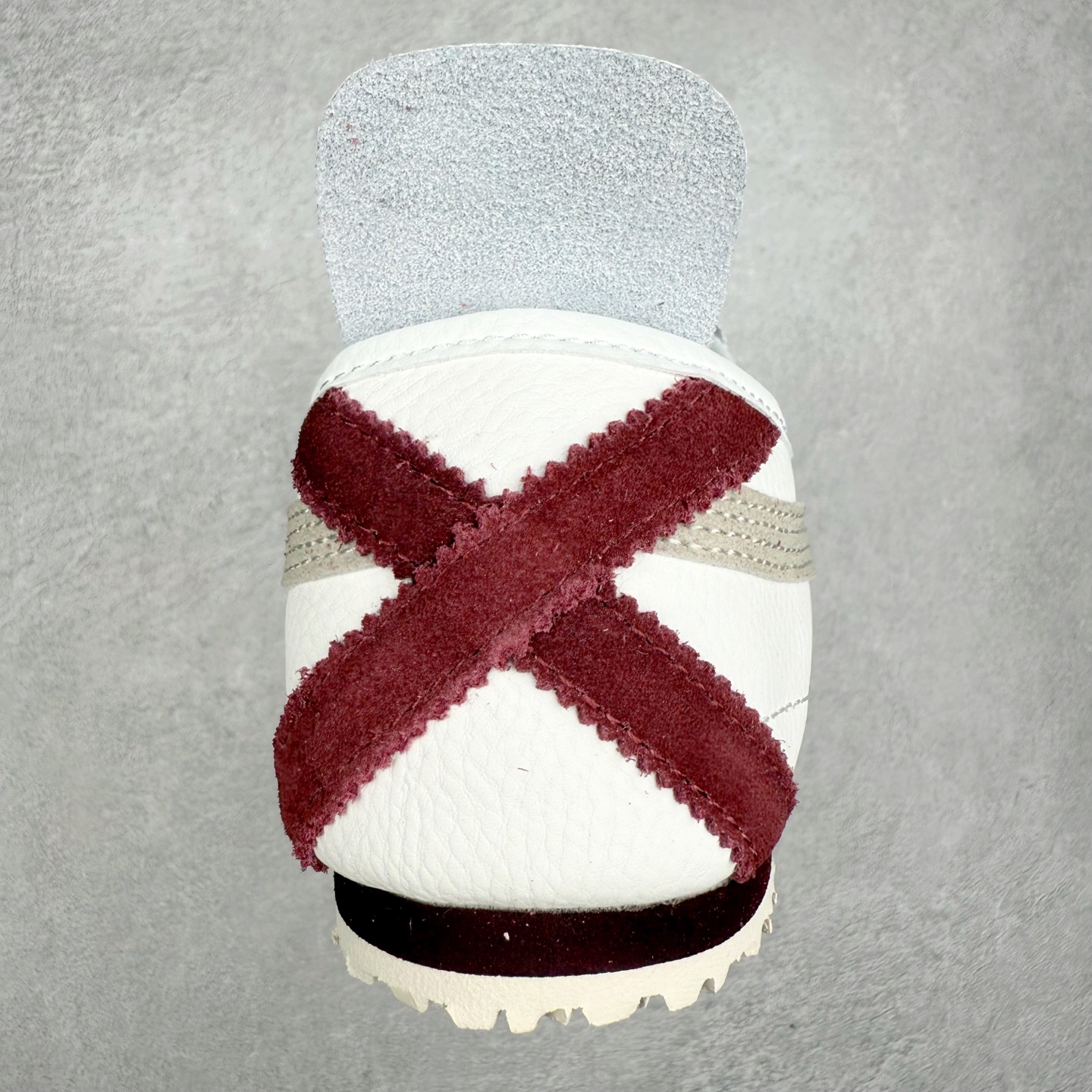 图片[8]-＃C版 Asics Onitsuka Tiger MEXICO 66 亚瑟士鬼冢虎复古经典板鞋 CNY 龙年限定 白红 市场王者选手 海外订单工厂出品 长期生产补货永不断码 超成熟稳定的做工品控 原装全套纸板楦头开发 原汁原味 完美呈现版型 私模正确鞋底咬花纹路 一比一鞋头弧度高度鞋身弧度 绝不口嗨 细节品控鞋型随意秒杀市面 原档咬花纹路私模大底 一个单元有六个三角形 总体形拼接呈现花瓣状 官方四联吊牌 原装Ortholite轻量化鞋垫 原盒原配 质保卡 说明书 钢印防尘纸 纸板中底带钢印 乳胶组合鞋垫 支持全方位的对比专柜 产品从款式颜色造型上体现出追求舒适和细节的完美 鞋类更是推崇手工制作的严谨与完美 融舒适性与可穿性的设计风格 注重细节的完美和别致魅力 既保持稳重 又不失轻松的时尚感 尺码：36 37 37.5 38 39 39.5 40 40.5 41.5 42 42.5 43.5 44 45-选品中心