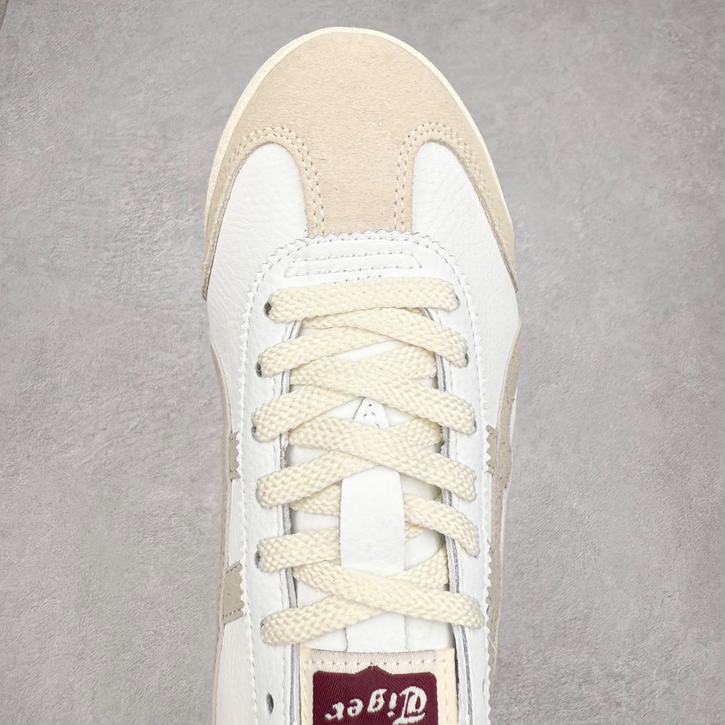 图片[4]-＃C版 Asics Onitsuka Tiger MEXICO 66 亚瑟士鬼冢虎复古经典板鞋 CNY 龙年限定 白红 市场王者选手 海外订单工厂出品 长期生产补货永不断码 超成熟稳定的做工品控 原装全套纸板楦头开发 原汁原味 完美呈现版型 私模正确鞋底咬花纹路 一比一鞋头弧度高度鞋身弧度 绝不口嗨 细节品控鞋型随意秒杀市面 原档咬花纹路私模大底 一个单元有六个三角形 总体形拼接呈现花瓣状 官方四联吊牌 原装Ortholite轻量化鞋垫 原盒原配 质保卡 说明书 钢印防尘纸 纸板中底带钢印 乳胶组合鞋垫 支持全方位的对比专柜 产品从款式颜色造型上体现出追求舒适和细节的完美 鞋类更是推崇手工制作的严谨与完美 融舒适性与可穿性的设计风格 注重细节的完美和别致魅力 既保持稳重 又不失轻松的时尚感 尺码：36 37 37.5 38 39 39.5 40 40.5 41.5 42 42.5 43.5 44 45-选品中心