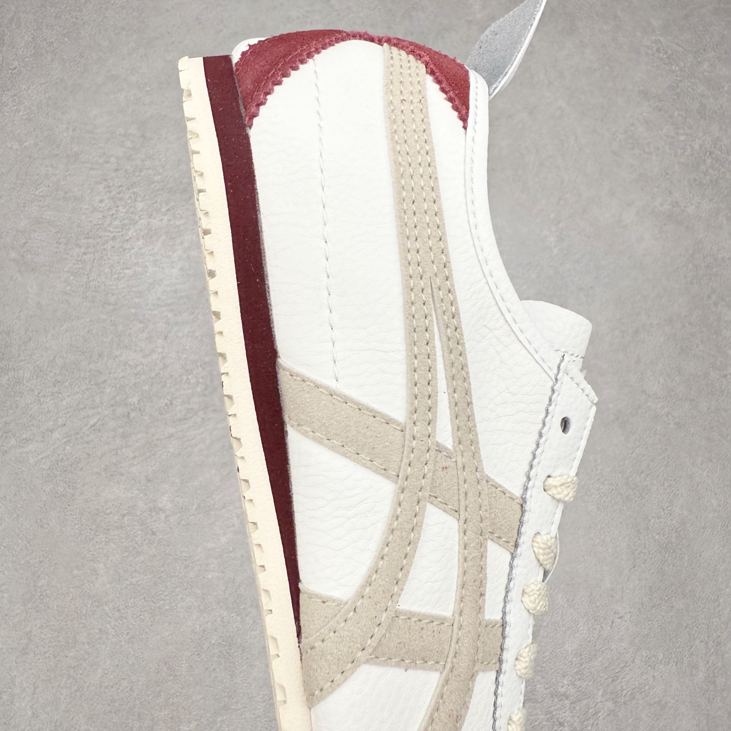 图片[6]-＃C版 Asics Onitsuka Tiger MEXICO 66 亚瑟士鬼冢虎复古经典板鞋 CNY 龙年限定 白红 市场王者选手 海外订单工厂出品 长期生产补货永不断码 超成熟稳定的做工品控 原装全套纸板楦头开发 原汁原味 完美呈现版型 私模正确鞋底咬花纹路 一比一鞋头弧度高度鞋身弧度 绝不口嗨 细节品控鞋型随意秒杀市面 原档咬花纹路私模大底 一个单元有六个三角形 总体形拼接呈现花瓣状 官方四联吊牌 原装Ortholite轻量化鞋垫 原盒原配 质保卡 说明书 钢印防尘纸 纸板中底带钢印 乳胶组合鞋垫 支持全方位的对比专柜 产品从款式颜色造型上体现出追求舒适和细节的完美 鞋类更是推崇手工制作的严谨与完美 融舒适性与可穿性的设计风格 注重细节的完美和别致魅力 既保持稳重 又不失轻松的时尚感 尺码：36 37 37.5 38 39 39.5 40 40.5 41.5 42 42.5 43.5 44 45-选品中心