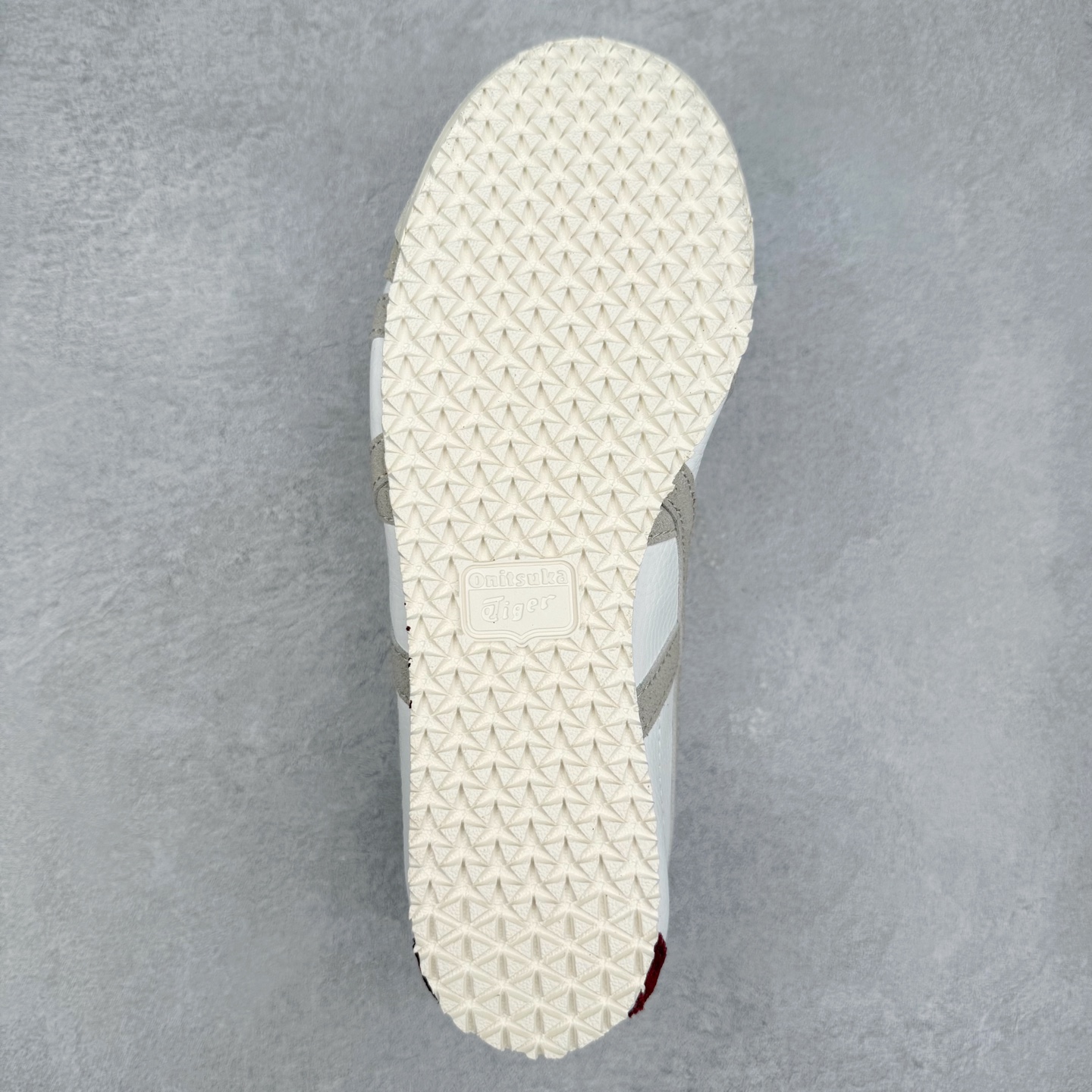 图片[9]-＃C版 Asics Onitsuka Tiger MEXICO 66 亚瑟士鬼冢虎复古经典板鞋 CNY 龙年限定 白红 市场王者选手 海外订单工厂出品 长期生产补货永不断码 超成熟稳定的做工品控 原装全套纸板楦头开发 原汁原味 完美呈现版型 私模正确鞋底咬花纹路 一比一鞋头弧度高度鞋身弧度 绝不口嗨 细节品控鞋型随意秒杀市面 原档咬花纹路私模大底 一个单元有六个三角形 总体形拼接呈现花瓣状 官方四联吊牌 原装Ortholite轻量化鞋垫 原盒原配 质保卡 说明书 钢印防尘纸 纸板中底带钢印 乳胶组合鞋垫 支持全方位的对比专柜 产品从款式颜色造型上体现出追求舒适和细节的完美 鞋类更是推崇手工制作的严谨与完美 融舒适性与可穿性的设计风格 注重细节的完美和别致魅力 既保持稳重 又不失轻松的时尚感 尺码：36 37 37.5 38 39 39.5 40 40.5 41.5 42 42.5 43.5 44 45-选品中心