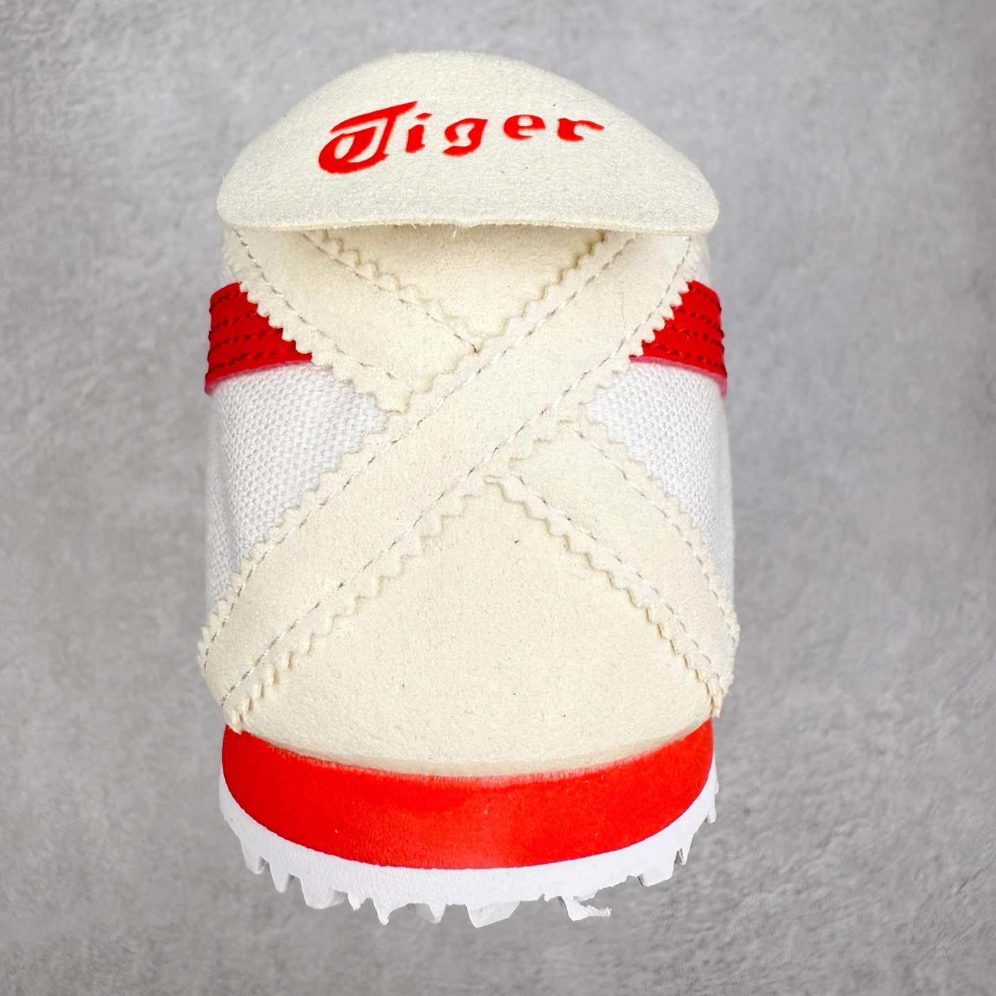 图片[8]-＃C版 Asics Onitsuka Tiger MEXICO 66 亚瑟士鬼冢虎复古经典板鞋 CNY 龙年限定 白红 市场王者选手 海外订单工厂出品 长期生产补货永不断码 超成熟稳定的做工品控 原装全套纸板楦头开发 原汁原味 完美呈现版型 私模正确鞋底咬花纹路 一比一鞋头弧度高度鞋身弧度 绝不口嗨 细节品控鞋型随意秒杀市面 原档咬花纹路私模大底 一个单元有六个三角形 总体形拼接呈现花瓣状 官方四联吊牌 原装Ortholite轻量化鞋垫 原盒原配 质保卡 说明书 钢印防尘纸 纸板中底带钢印 乳胶组合鞋垫 支持全方位的对比专柜 产品从款式颜色造型上体现出追求舒适和细节的完美 鞋类更是推崇手工制作的严谨与完美 融舒适性与可穿性的设计风格 注重细节的完美和别致魅力 既保持稳重 又不失轻松的时尚感 尺码：36 37 37.5 38 39 39.5 40 40.5 41.5 42 42.5 43.5 44 45-选品中心