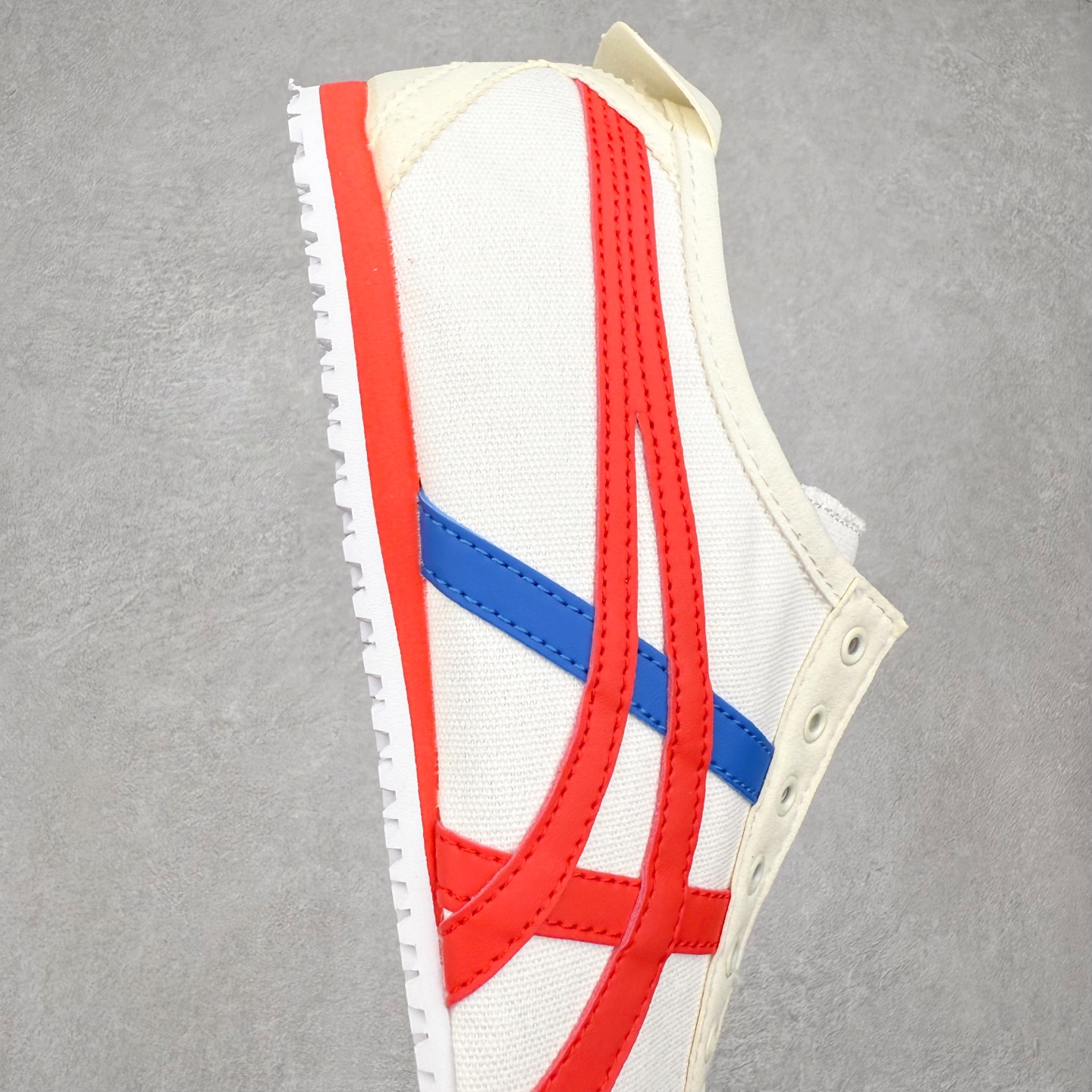 图片[6]-＃C版 Asics Onitsuka Tiger MEXICO 66 亚瑟士鬼冢虎复古经典板鞋 CNY 龙年限定 白红 市场王者选手 海外订单工厂出品 长期生产补货永不断码 超成熟稳定的做工品控 原装全套纸板楦头开发 原汁原味 完美呈现版型 私模正确鞋底咬花纹路 一比一鞋头弧度高度鞋身弧度 绝不口嗨 细节品控鞋型随意秒杀市面 原档咬花纹路私模大底 一个单元有六个三角形 总体形拼接呈现花瓣状 官方四联吊牌 原装Ortholite轻量化鞋垫 原盒原配 质保卡 说明书 钢印防尘纸 纸板中底带钢印 乳胶组合鞋垫 支持全方位的对比专柜 产品从款式颜色造型上体现出追求舒适和细节的完美 鞋类更是推崇手工制作的严谨与完美 融舒适性与可穿性的设计风格 注重细节的完美和别致魅力 既保持稳重 又不失轻松的时尚感 尺码：36 37 37.5 38 39 39.5 40 40.5 41.5 42 42.5 43.5 44 45-选品中心